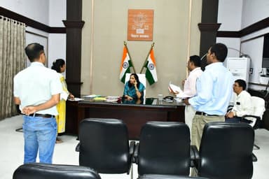 भागलपुर, 06 अगस्त 2026: जिलाधिकारी श्रीमती अलंकृता पांडे की अध्यक्षता में गुरुवार को पीएम सूर्य घर योजना के अंतर्गत बैंक ऋण की प्रगति की समीक्षा हेतु बैठक आयोजित की गई।
बैठक में लंबित एवं निरस्त ऋण आवेदनों की विस्तृत समीक्षा करते हुए संबंधित अधिकारियों एवं बैंक प्रतिनिधियों को आवश्यक निर्देश दिए गए।
बैठक में बताया गया कि योजना के अंतर्गत लगभग 600 ऋण आवेदन विभिन्न कारणों से निरस्त किए गए हैं। जिलाधिकारी ने सभी संबंधित बैंकों को निर्देश दिया कि प्रत्येक निरस्त आवेदन के कारणों की विस्तृत रिपोर्ट 6 अगस्त की शाम 6 बजे तक उपलब्ध कराई जाए, ताकि वास्तविक समस्याओं का विश्लेषण कर आवश्यक कार्रवाई की जा सके।समीक्षा के दौरान यह भी पाया गया कि 110 ऋण आवेदन स्वीकृत (Sanction) होने के बावजूद अब तक वितरित (Disburse) नहीं किए गए हैं। इस पर जिलाधिकारी ने संबंधित बैंकों को निर्देश दिया कि ऐसे सभी लंबित मामलों का निष्पादन प्राथमिकता के आधार पर करते हुए 7 अगस्त तक हर हाल में ऋण वितरण सुनिश्चित किया जाए।
जिलाधिकारी ने स्पष्ट निर्देश दिया कि भविष्य में पीएम सूर्य घर योजना के अंतर्गत प्राप्त होने वाले ऋण आवेदनों का त्वरित निष्पादन किया जाए तथा अनावश्यक विलंब किसी भी स्थिति में स्वीकार्य नहीं होगा। उन्होंने कहा कि यह प्रधानमंत्री की महत्वाकांक्षी योजना है, इसलिए इसके क्रियान्वयन में सभी बैंक एवं संबंधित विभाग पूर्ण संवेदनशीलता एवं तत्परता के साथ कार्य करें।
बैठक में जिला नोडल पदाधिकारी मीनाक्षी कुमारी, विद्युत विभाग के शहरी, पूर्वी एवं नवगछिया प्रमंडल के कार्यपालक अभियंता, अग्रणी जिला प्रबंधक (LDM) तथा विभिन्न राष्ट्रीयकृत बैंकों के नोडल पदाधिकारी उपस्थित थे।
JEEVIKA Bihar
District Administration Patna
DM Darbhanga
Panchayati Raj Department, Government of Bihar
District Administration, Madhubani
Madhepura District Administration
Bhagalpur District Administration
@