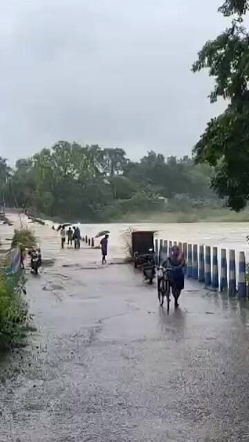 গন্ধেশ্বরী নদীর উপর মানকানালী সেতু জলের তলায়, সম্পূর্ণ বন্ধ যাতায়াত
