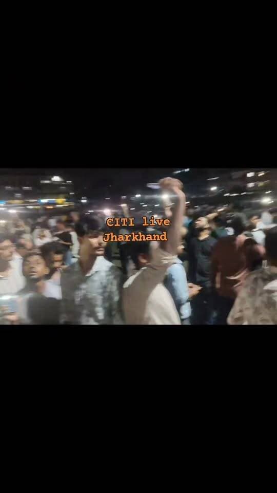 Flash light @ Ranchi
JPSC or JSSC परीक्षा में हुई घोटाले की सीबीआई जांच की मांग को लेकर आंदोलनरत छात्रों ने फ्लश लाईट जला कर विरोध जताया
#citilivejharkhand #nonfollowers #fbpost #jpscexam #jsscexam #ProtestForJustice