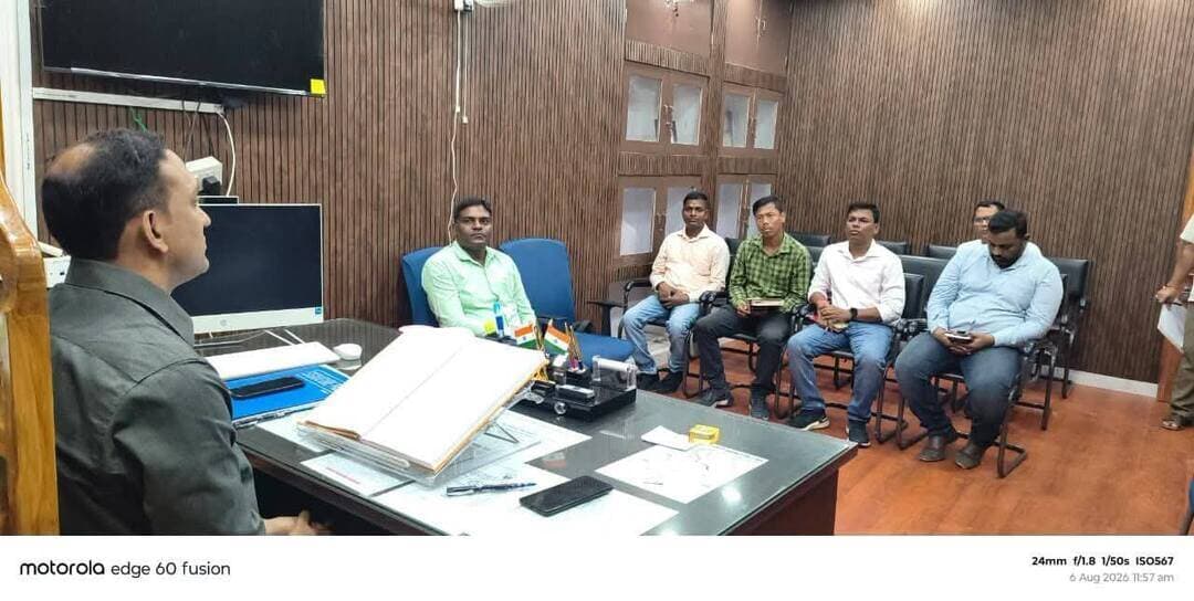 दस मिनट से ज्यादा लाईन कटा तों होगी कार्रवाई, अनुमंडल पदाधिकारी गोगरी ने बिजली विभाग के जेई को सख्त निर्देश देते हुए कहा कि बिना उचित कारण के दस मिनट से ज्यादा अगर बिजली कटी तो जवाबदेही आपकी होगी।