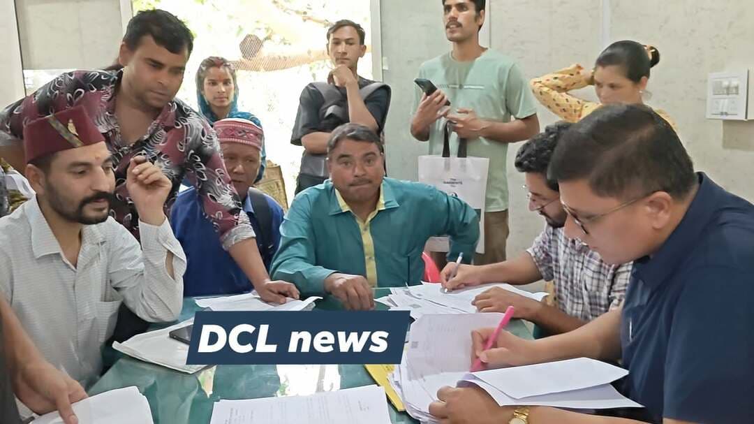 समाचार
धारचूला में एसआईआर शिविर जारी, नोटिसों के बाद लोगों में बढ़ी हलचल; 11 अगस्त तक चलेगा दस्तावेज सत्यापन अभियान
धारचूला। विशेष गहन पुनरीक्षण (एसआईआर) अभियान के तहत धारचूला में लगातार शिविर आयोजित किए जा रहे हैं। नोटिस जारी होने के बाद लोगों में अपने दस्तावेजों को लेकर काफी हलचल देखी जा रही है। बड़ी संख्या में लोग ब्लॉक कार्यालय पहुंचकर एडीओ पंचायत, बीडीओ, आरओ और एआरओ से संपर्क कर आवश्यक जानकारी प्राप्त कर रहे हैं।
आज सूवा, लूरकोट, तांतर, रांथी, खोतेला सहित अन्य ग्रामों के मतदाताओं के दस्तावेजों का सत्यापन शुरू किया गया। जिन मतदाताओं के रिकॉर्ड में विसंगतियां पाई गई हैं, उनके आवश्यक दस्तावेज लेकर त्रुटियों को दूर करने की प्रक्रिया चल रही है। साथ ही नोटिस प्राप्त मैप्ड और अनमैप्ड मतदाताओं से भी आवश्यक दस्तावेज जमा कराए जा रहे हैं।
एडीओ पंचायत ने बताया कि यह अभियान 11 अगस्त तक लगातार चलेगा। अलग-अलग तिथियों में विभिन्न गांवों और तोकों के लिए ब्लॉक सभागार में एसआईआर शिविर लगाए जा रहे हैं।
वहीं, नगर पालिका क्षेत्र के मतदाताओं के लिए भी तहसील सभागार में एसआईआर की प्रक्रिया शुरू हो चुकी है। तहसीलदार एवं संबंधित अधिकारियों की मौजूदगी में बूथवार दस्तावेज जमा किए जा रहे हैं तथा विसंगतियों, मैप्ड और अनमैप्ड मामलों का निस्तारण किया जा रहा है।
प्रशासन ने सभी मतदाताओं से अपील की है कि निर्वाचन आयोग द्वारा निर्धारित 11 दस्तावेजों में से उपलब्ध कोई एक वैध दस्तावेज समय रहते जमा कर दें, ताकि भविष्य में किसी प्रकार की परेशानी का सामना न करना पड़े।
अधिकारियों ने बताया कि यदि कोई पात्र मतदाता निर्धारित समय में दस्तावेज जमा नहीं करता है, तो उसे बाद में फॉर्म-6 के माध्यम से आवेदन करना पड़ सकता है। इसलिए सभी लोग अपने-अपने बीएलओ अथवा संबंधित अधिकारियों से तत्काल संपर्क कर आवश्यक दस्तावेज जमा करें।