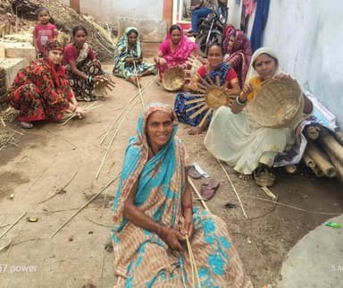 छत्तीसगढ़ शासन की महत्वाकांक्षी महतारी वंदन योजना महिलाओं के आर्थिक स्वावलंबन और सशक्तिकरण की दिशा में सार्थक सिद्ध हो रही है। योजना के अंतर्गत प्रतिमाह प्राप्त होने वाली आर्थिक सहायता का महिलाएं न केवल अपनी दैनिक आवश्यकताओं में उपयोग कर रही हैं, बल्कि इसे अपनी पारंपरिक आजीविका को मजबूत करने का माध्यम भी बना रही हैं।
नगर पंचायत गंडई के वार्ड क्रमांक 12 में निवासरत कंडरा समाज की महिलाओं द्वारा महतारी वंदन योजना से प्राप्त राशि का उपयोग बांस खरीदने तथा बांस से टोकरी, सूपा एवं अन्य उपयोगी सामग्री तैयार करने में किया जा रहा है। बांस शिल्प कंडरा समाज की पारंपरिक आजीविका का महत्वपूर्ण हिस्सा है। योजना से नियमित रूप से प्राप्त आर्थिक सहायता ने महिलाओं को इस पारंपरिक व्यवसाय को निरंतर जारी रखने के लिए आवश्यक आर्थिक संबल प्रदान किया है।
#kcgdistt #महतारी_वंदन_योजना