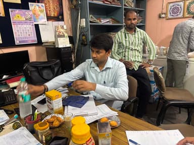 खाद्य सुरक्षा विभाग की बड़ी कार्रवाई: श्रीराम डिस्ट्रीब्यूटर्स, पटेल नगर से 2,095 लीटर/किलोग्राम से अधिक संदिग्ध घी जब्त, सप्लाई चेन भी जांच के दायरे में
माननीय आयुक्त, खाद्य सुरक्षा प्रशासन, मध्यप्रदेश के निर्देशों एवं कलेक्टर, जिला भोपाल के आदेशों के पालन में जिलेभर में दूध एवं दुग्ध उत्पादों में मिलावट की रोकथाम हेतु विशेष अभियान निरंतर संचालित किया जा रहा है। इसी क्रम में खाद्य सुरक्षा एवं औषधि प्रशासन, भोपाल द्वारा प्राप्त सूचना के आधार पर श्रीराम डिस्ट्रीब्यूटर्स, 58 पटेल नगर, हमीदिया रोड, भोपाल पर सघन निरीक्षण एवं जांच की कार्रवाई की गई।
निरीक्षण के दौरान धौलपुर फ्रेश दानेदार देसी घी (निर्माता – Bhole Baba Milk Food Industries (Dholpur) Pvt. Ltd.) तथा गोवर्धन प्योर काउ घी (निर्माता – Parag Milk Foods Ltd.) की 200 मि.ली., 500 मि.ली., 1 लीटर एवं 15 किलोग्राम पैकिंग का भारी मात्रा में भंडारण पाया गया।
प्रथम दृष्टया घी की गुणवत्ता संदिग्ध प्रतीत होने तथा मिलावटी घी एवं अन्य वेजिटेबल फैट की उपस्थिति की आशंका के आधार पर खाद्य सुरक्षा एवं मानक अधिनियम, 2006 के प्रावधानों के अंतर्गत संपूर्ण स्टॉक को जब्त कर सुरक्षित अभिरक्षा में लिया गया।
कार्रवाई के दौरान लगभग 655 किलोग्राम धौलपुर फ्रेश घी (अनुमानित बाजार मूल्य ₹4,48,000) तथा 1,440 लीटर गोवर्धन घी (अनुमानित बाजार मूल्य ₹8,18,000) जब्त किया गया। इस प्रकार लगभग 2,095 लीटर/किलोग्राम घी, जिसकी अनुमानित बाजार कीमत ₹12.66 लाख है, विभाग द्वारा जब्त किया गया।
जांच के दौरान प्रस्तुत कर चालानों एवं क्रय-विक्रय अभिलेखों से यह तथ्य सामने आया कि उक्त घी इंदौर स्थित सुपर स्टॉकिस्टों/सी एंड एफ एजेंटों के माध्यम से भोपाल भेजा गया था। अभिलेखों के अनुसार—
धौलपुर फ्रेश घी की आपूर्ति Bhole Baba Milk Food Industries (Dholpur) Pvt. Ltd., इंदौर कार्यालय (सियागंज, इंदौर) के माध्यम से की गई।
गोवर्धन घी की आपूर्ति Parag Milk Foods Ltd. के अधिकृत इंदौर सुपर स्टॉकिस्ट के माध्यम से की गई।
खाद्य सुरक्षा विभाग द्वारा अब संपूर्ण सप्लाई चेन (Manufacturer – Super Stockist – Distributor – Retailer) की जांच प्रारंभ कर दी गई है। आवश्यक होने पर संबंधित निर्माता, सुपर स्टॉकिस्ट, परिवहनकर्ता, वितरक एवं अन्य जिम्मेदार पक्षों के विरुद्ध भी खाद्य सुरक्षा एवं मानक अधिनियम, 2006 के अंतर्गत वैधानिक कार्रवाई की जाएगी।
जब्त घी के विधिक नमूने राज्य खाद्य परीक्षण प्रयोगशाला में विश्लेषण हेतु भेजे जा रहे हैं। प्रयोगशाला की रिपोर्ट प्राप्त होने के उपरांत नियमानुसार आगे की कार्रवाई की जाएगी।
खाद्य सुरक्षा विभाग ने स्पष्ट किया है कि भोपाल जिले में दूध, घी, पनीर, मावा एवं अन्य दुग्ध उत्पादों के विरुद्ध विशेष जांच अभियान लगातार जारी रहेगा। मिलावट करने वालों के विरुद्ध कठोर वैधानिक कार्रवाई की जाएगी तथा उपभोक्ताओं के स्वास्थ्य से किसी भी प्रकार का समझौता नहीं किया जाएगा।
यह कार्रवाई मुख्य खाद्य सुरक्षा अधिकारी श्री शिवराज पावक के नेतृत्व में खाद्य सुरक्षा अधिकारियों श्री अरुणेश पटेल, श्री पंकज श्रीवास्तव, श्री अरुणेश पटेल , श्री जे पी लववंशी तथा विभागीय टीम द्वारा संपादित की गई।
CM Madhya Pradesh
Jansampark Madhya Pradesh
#bhopal