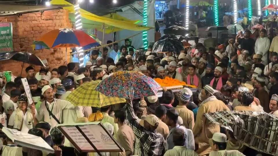 इस्लामिया ग्राउंड में परचमकुशाई के साथ 108वें उर्स-ए-रज़वी का आगाज़, बरेली दर्पण का सीधा प्रसारण।
#BareillyDarpan #Live #UrsERazvi2026 #108thUrsERazvi #ParchamKushai #IslamiaGround #DargahAlaHazrat #Bareilly #AlaHazrat #Sunni #Razvi #Juloos #IslamicEvent #UrsLive #BareillyNews #UttarPradesh #TrendingNow #LiveStreaming #Zaireen #Barelvi