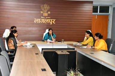 भागलपुर, 06 अगस्त 2026: जिलाधिकारी श्रीमती अलंकृता पांडे की अध्यक्षता में बिहार राज्य सब्जी प्रसंस्करण एवं विपणन सहकारी फेडरेशन (वेजफेड) तथा कॉम्फेड से संबंधित योजनाओं की प्रगति एवं क्रियान्वयन की समीक्षा हेतु बैठक आयोजित की गई।
बैठक में जिले के विभिन्न प्रखंडों में सब्जी प्रसंस्करण इकाइयों तथा दुग्ध उत्पादों के रिटेल आउटलेट की स्थापना के लिए आधारभूत संरचना विकसित करने हेतु आवश्यक भूमि की उपलब्धता एवं अन्य तैयारियों की विस्तार से समीक्षा की गई।बैठक के दौरान जिलाधिकारी ने कहा कि राज्य सरकार किसानों की आय में वृद्धि, कृषि उत्पादों के बेहतर विपणन तथा स्थानीय स्तर पर रोजगार के अवसर सृजित करने के उद्देश्य से सब्जी प्रसंस्करण एवं दुग्ध उत्पादों के विपणन से संबंधित आधारभूत संरचनाओं का तेजी से विकास कर रही है। इन योजनाओं के सफल क्रियान्वयन के लिए समय पर उपयुक्त भूमि उपलब्ध कराना अत्यंत आवश्यक है।
समीक्षा के क्रम में बताया गया कि वेजफेड द्वारा जिले के विभिन्न प्रखंडों, जिनमें नाथनगर, जगदीशपुर, सुल्तानगंज, गौराडीह सहित अन्य प्रखंड शामिल हैं, में सब्जी प्रसंस्करण से संबंधित आधारभूत संरचना का निर्माण प्रस्तावित है। इस पर जिलाधिकारी ने संबंधित अंचलाधिकारियों को निर्देश दिया कि विभागीय मानकों के अनुरूप उपयुक्त सरकारी भूमि का शीघ्र चिन्हीकरण कर उपलब्ध कराना सुनिश्चित करें, ताकि निर्माण कार्य बिना किसी विलंब के प्रारंभ किया जा सके।
बैठक में नाथनगर अंचल से संबंधित भूमि की भी समीक्षा की गई। समीक्षा के दौरान पाया गया कि उपलब्ध कराई गई भूमि विभागीय मापदंडों के अनुरूप नहीं है। इस पर जिलाधिकारी ने नाथनगर के अंचलाधिकारी को निर्देश दिया कि विभागीय मानकों के अनुरूप वैकल्पिक एवं उपयुक्त भूमि का शीघ्र चयन कर प्रस्ताव उपलब्ध कराएं, जिससे परियोजना के क्रियान्वयन में किसी प्रकार की बाधा उत्पन्न न हो।
बैठक के दौरान कॉम्फेड द्वारा जिले में दुग्ध एवं दुग्ध उत्पादों के रिटेल आउटलेट की स्थापना के लिए भी उपयुक्त भूमि उपलब्ध कराने का अनुरोध किया गया। इस पर जिलाधिकारी ने संबंधित अधिकारियों को आवश्यक कार्रवाई करते हुए शीघ्र भूमि चिन्हित कर उपलब्ध कराने का निर्देश दिया, ताकि कॉम्फेड की योजनाओं का लाभ आम उपभोक्ताओं एवं दुग्ध उत्पादकों तक समयबद्ध रूप से पहुंचाया जा सके।जिलाधिकारी ने सभी संबंधित अधिकारियों को निर्देशित किया कि भूमि उपलब्धता से संबंधित सभी प्रक्रियाओं का त्वरित निष्पादन सुनिश्चित करें तथा विभागीय समन्वय के साथ लंबित मामलों का शीघ्र समाधान करें। उन्होंने कहा कि इन परियोजनाओं के पूर्ण होने से जिले के किसानों, सब्जी उत्पादकों एवं दुग्ध उत्पादकों को अपनी उपज के बेहतर भंडारण, प्रसंस्करण एवं विपणन की सुविधा उपलब्ध होगी, जिससे उनकी आय में वृद्धि के साथ-साथ स्थानीय स्तर पर रोजगार के नए अवसर भी सृजित होंगे।
बैठक में संबंधित विभागों के पदाधिकारी एवं वेजफेड तथा कॉम्फेड के प्रतिनिधि उपस्थित थे।
District Administration Patna
DM Darbhanga
District Administration, Madhubani
JEEVIKA Bihar
Madhepura District Administration
Panchayati Raj Department, Government of Bihar
Bhagalpur Police
Banka District Administration
Bhagalpur District Administration