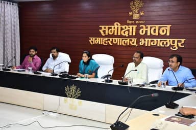 भागलपुर, 06 अगस्त 2026, जिलाधिकारी की अध्यक्षता में समाहरणालय स्थित सभाकक्ष में जिला सड़क सुरक्षा समिति की बैठक आयोजित की गई। बैठक में जिला परिवहन पदाधिकारी सहित राष्ट्रीय राजमार्ग प्राधिकरण, पथ निर्माण विभाग, पुलिस विभाग, स्वास्थ्य विभाग तथा अन्य संबंधित विभागों के पदाधिकारियों ने भाग लिया।
बैठक में जिले में सड़क दुर्घटनाओं की रोकथाम, यातायात व्यवस्था को सुरक्षित एवं सुगम बनाने तथा सड़क सुरक्षा से जुड़े विभिन्न बिंदुओं पर विस्तृत समीक्षा की गई। जिलाधिकारी ने विशेष रूप से सड़क दुर्घटना संभावित स्थलों (ब्लैक स्पॉट) की पहचान का दायरा बढ़ाने तथा नवीन ब्लैक स्पॉट का वैज्ञानिक सर्वेक्षण कर सूची तैयार करने का निर्देश दिया। उन्होंने कहा कि दुर्घटनाओं की पुनरावृत्ति वाले स्थलों पर त्वरित सुधारात्मक कार्रवाई सुनिश्चित की जाए।
जिलाधिकारी ने राष्ट्रीय राजमार्गों, राज्य राजमार्गों एवं प्रमुख सड़क जंक्शनों पर सड़क सुरक्षा संबंधी सभी आवश्यक उपायों को प्रभावी ढंग से लागू करने का निर्देश दिया। उन्होंने आवश्यकतानुसार चेतावनी संकेतक (Warning Signages), रिफ्लेक्टिव साइन बोर्ड, स्पीड लिमिट बोर्ड, कैट्स आई, रंबल स्ट्रिप, रोड मार्किंग, डिवाइडर, क्रैश बैरियर, स्ट्रीट लाइट तथा अन्य सुरक्षा अवसंरचना की उपलब्धता सुनिश्चित करने को कहा।
बैठक में निर्देश दिया गया कि सभी प्रमुख चौराहों एवं दुर्घटना संभावित स्थानों का नियमित निरीक्षण किया जाए तथा जहां आवश्यकता हो वहां यातायात संकेतकों का नवीनीकरण एवं मरम्मत कराई जाए। सड़क निर्माण एवं अनुरक्षण से संबंधित एजेंसियों को सड़क पर गड्ढों, क्षतिग्रस्त सतह एवं अन्य खतरनाक बिंदुओं का शीघ्र निराकरण सुनिश्चित करने के निर्देश दिए गए।
जिलाधिकारी ने जिला परिवहन पदाधिकारी एवं पुलिस विभाग को संयुक्त रूप से सड़क सुरक्षा अभियान चलाने, ओवरस्पीडिंग, नशे की हालत में वाहन चलाने, बिना हेलमेट एवं बिना सीट बेल्ट वाहन संचालन, गलत दिशा में वाहन चलाने तथा अन्य यातायात नियमों के उल्लंघन के विरुद्ध नियमित एवं सघन प्रवर्तन अभियान चलाने का निर्देश दिया।
उन्होंने विद्यालयों, महाविद्यालयों, व्यावसायिक संस्थानों एवं सार्वजनिक स्थलों पर सड़क सुरक्षा के प्रति जन-जागरूकता कार्यक्रम आयोजित करने तथा लोगों को यातायात नियमों के पालन के लिए प्रेरित करने पर बल दिया।
बैठक में दुर्घटना की स्थिति में गोल्डन ऑवर के दौरान त्वरित चिकित्सा सुविधा उपलब्ध कराने, एम्बुलेंस की समयबद्ध उपलब्धता, ट्रॉमा केयर व्यवस्था को सुदृढ़ करने तथा संबंधित विभागों के बीच बेहतर समन्वय बनाए रखने के निर्देश भी दिए गए।
जिलाधिकारी ने सभी संबंधित विभागों को सड़क सुरक्षा से जुड़े कार्यों की नियमित समीक्षा करते हुए निर्धारित समय-सीमा के भीतर आवश्यक कार्रवाई सुनिश्चित करने तथा सड़क दुर्घटनाओं में कमी लाने के लिए समन्वित एवं परिणामोन्मुखी कार्य करने का निर्देश दिया।
बैठक में जिला परिवहन पदाधिकारी, पुलिस विभाग, राष्ट्रीय राजमार्ग प्राधिकरण, पथ निर्माण विभाग, स्वास्थ्य विभाग एवं अन्य संबंधित विभागों के पदाधिकारी उपस्थित थे।
JEEVIKA Bihar
District Administration Patna
DM Darbhanga
District Administration, Madhubani
Madhepura District Administration
Panchayati Raj Department, Government of Bihar
Bhagalpur Police
Banka District Administration
Bhagalpur District Administration