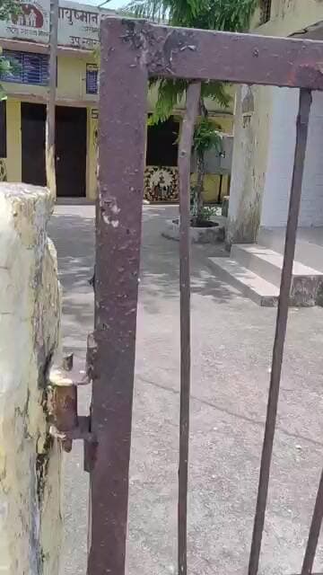 ग्राम झालकी तहसील इछावर, जिला सीहोर में निर्धारित समय के दौरान उप स्वास्थ्य केंद्र पर ताला लटका मिला