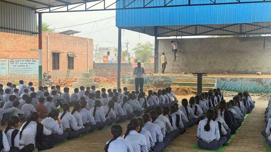 *ऑपरेशन जीवन ज्योति के तहत नशा मुक्ति टीम की जागरूकता मुहिम जारी*
*– गांव ढाबी कलां में दो नुक्कड़ सभाओं के माध्यम से आमजन को किया नशे के दुष्प्रभावों के प्रति जागरूक*
*– 10 नशा पीड़ितों की पहचान, चार को काउंसलिंग के बाद आयुर्वेदिक एवं होम्योपैथिक दवाएं उपलब्ध कराई गईं*
फतेहाबाद, 7 अगस्त। जिले में नशा मुक्त समाज के निर्माण के उद्देश्य से चलाए जा रहे *ऑपरेशन जीवन ज्योति* के तहत नशा मुक्ति टीम फतेहाबाद द्वारा लगातार जनजागरूकता अभियान चलाया जा रहा है। इसी क्रम में एसआई सुंदर लाल के कुशल नेतृत्व में टीम ने गांव ढाबी कलां में व्यापक जनसंपर्क अभियान चलाते हुए दो नुक्कड़ सभाओं का आयोजन किया। सभाओं में उपस्थित ग्रामीणों को नशे के दुष्प्रभावों, सामाजिक एवं पारिवारिक नुकसान तथा नशे से बचाव के उपायों की विस्तार से जानकारी दी गई। साथ ही लोगों से नशे के खिलाफ एकजुट होकर समाज को नशामुक्त बनाने में सक्रिय सहयोग करने का आह्वान किया गया।
अभियान के दौरान टीम ने गांव में नशे से प्रभावित 10 व्यक्तियों की पहचान की। इनमें से मौके पर उपस्थित चार पीड़ितों की काउंसलिंग कर उन्हें नशा छोड़ने के लिए प्रेरित किया गया तथा उनकी आवश्यकता के अनुसार आयुर्वेदिक एवं होम्योपैथिक दवाएं उपलब्ध कराई गईं। वहीं, अन्य चिन्हित पीड़ितों के परिजनों को सरकारी अस्पताल में उनका समुचित उपचार करवाने तथा नियमित काउंसलिंग के लिए प्रेरित किया गया, ताकि उन्हें नशे की लत से बाहर निकालकर सामान्य जीवन की मुख्यधारा से जोड़ा जा सके।
इसके अतिरिक्त टीम द्वारा गांव के स्थानीय राजकीय वरिष्ठ माध्यमिक विद्यालय में एक जागरूकता सेमिनार का आयोजन किया गया। सेमिनार में विद्यार्थियों को नशे के दुष्प्रभाव, स्वास्थ्य पर पड़ने वाले प्रतिकूल प्रभाव, कानूनी प्रावधानों तथा नशे से दूर रहकर शिक्षा, खेल एवं सकारात्मक गतिविधियों से जुड़ने के लिए प्रेरित किया गया। विद्यार्थियों से अपने परिवार और आसपास के लोगों को भी नशे के प्रति जागरूक करने तथा किसी भी प्रकार की नशा संबंधी सूचना मिलने पर पुलिस और प्रशासन को अवगत कराने की अपील की गई। टीम ने स्पष्ट किया कि ऑपरेशन जीवन ज्योति के तहत जिलेभर में यह जागरूकता एवं काउंसलिंग अभियान निरंतर जारी रहेगा।