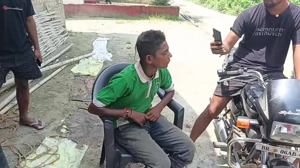 ख़बर का असर!
महज 1 घंटे में भटका हुआ किशोर अपने परिवार से मिल गया।
आप सभी के सहयोग और Bihar News Time की खबर का असर रंग लाया।
सभी दर्शकों का दिल से धन्यवाद। 🙏❤️
#BiharNewsTime #BreakingNews #LiveUpdate #Muzaffarpur #Bihar #NewsImpact #MissingFound #GoodNews #ViralNews #LocalNews #BiharLive #LuckyReports #Journalism #PublicSupport #NewsUpdate