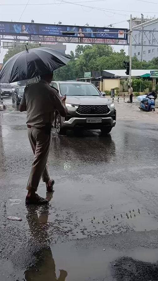 जलभराव, लंबा जाम और बीच में फंसी एम्बुलेंस...
नीलम चौक बना 'जाम चौक'
#traffic
#ambulance
#police
#TrafficPolice
#NeelamChowk
#Faridabad
#voiceoffaridabad
#Voiceoffreedom