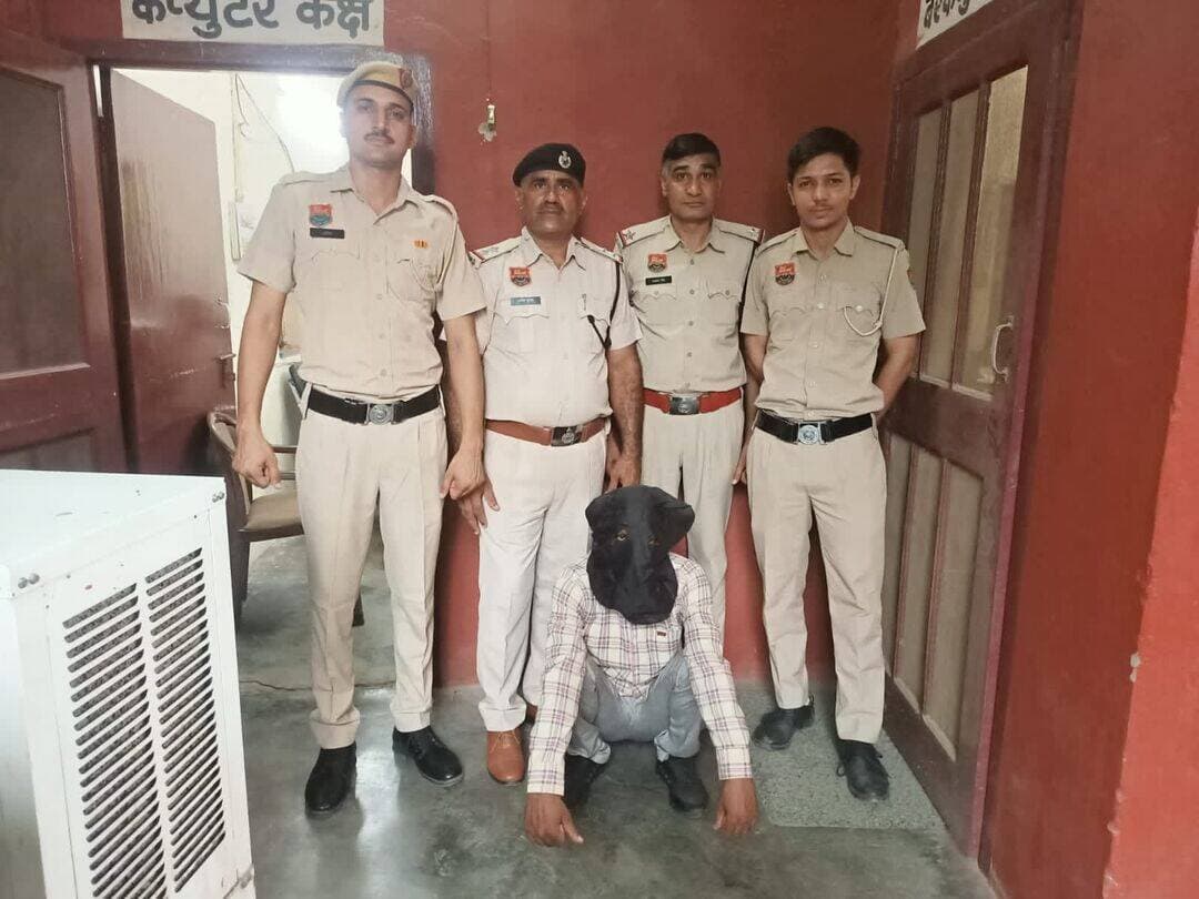 *नशा तस्करों पर हिसार पुलिस का बड़ा प्रहार*
*सात माह में एनडीपीएस एक्ट के 157 मामले दर्ज, 258 आरोपी गिरफ्तार, भारी मात्रा में मादक पदार्थ बरामद : एसपी सिद्धांत जैन, आईपीएस*
हिसार, 07 अगस्त। पुलिस अधीक्षक हिसार श्री सिद्धांत जैन, आईपीएस के कुशल नेतृत्व एवं दिशा-निर्देशन में जिले में नशा तस्करों के विरुद्ध लगातार प्रभावी एवं सुनियोजित अभियान चलाया जा रहा है। इसी अभियान के तहत पिछले 7 माह हिसार पुलिस ने एनडीपीएस एक्ट के तहत 157 मामले दर्ज कर 258 आरोपियों को गिरफ्तार किया है।
इस अवधि के दौरान पुलिस ने कार्रवाई करते हुए लगभग 664 किलो 500 ग्राम डोडा पोस्त, 55 किलो 800 ग्राम गांजा, 11 किलो 900 ग्राम अफीम, 5 किलो 400 ग्राम चरस, 2 किलो 400 ग्राम हेरोइन/चिट्टा, 2,571 नशीली गोलियां, 480 नशीले कैप्सूल तथा अन्य प्रतिबंधित मादक पदार्थ बरामद किए हैं।
पुलिस अधीक्षक श्री सिद्धांत जैन, आईपीएस ने कहा कि हिसार पुलिस की प्राथमिकता केवल नशा तस्करों की गिरफ्तारी तक सीमित नहीं है, बल्कि नशे के पूरे नेटवर्क को ध्वस्त करना है। जिले में "ऑपरेशन ट्रैक डाउन" सहित विभिन्न विशेष अभियानों के माध्यम से नशा तस्करी में संलिप्त प्रत्येक व्यक्ति पर कड़ी निगरानी रखी जा रही है और उनके विरुद्ध कानून के अनुसार कठोर कार्रवाई की जा रही है।
उन्होंने कहा कि नशे के खिलाफ लड़ाई में आमजन का सहयोग भी अत्यंत महत्वपूर्ण है। यदि किसी व्यक्ति को नशा तस्करी या मादक पदार्थों के अवैध कारोबार की जानकारी हो तो वह तुरंत हिसार पुलिस को सूचना दें। सूचना देने वाले की पहचान पूर्णतः गोपनीय रखी जाएगी।
एसपी सिद्धांत जैन ने कहा कि "नशा मुक्त हिसार" का लक्ष्य केवल पुलिस का नहीं, बल्कि पूरे समाज का अभियान है। हिसार पुलिस नशा तस्करों के विरुद्ध कठोर कार्रवाई के साथ-साथ युवाओं को नशे से दूर रखने और नशा पीड़ितों के पुनर्वास के लिए भी निरंतर कार्य कर रही है।