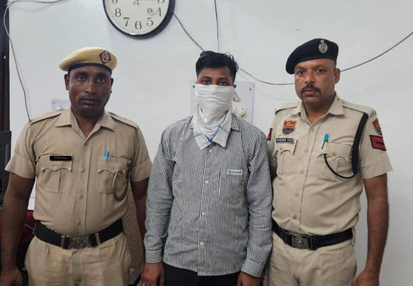 इंस्टाकार्ट कंपनी में मोबाइल फोन चोरी के मामले में एक आरोपी गिरफ्तार
एक दिन के पुलिस रिमांड के दौरान आरोपी की निशानदेही पर चोरी किए गए दो मोबाइल फोन बरामद
झज्जर
पुलिस कमिश्नरेट झज्जर में पुलिस उपायुक्त झज्जर धारणा यादव के दिशा-निर्देशन में अपराधियों के विरुद्ध चलाए जा रहे अभियान के तहत थाना सदर झज्जर की पुलिस चौकी दुलीना ने इंस्टाकार्ट सर्विसेज प्राइवेट लिमिटेड, याकूबपुर में मोबाइल फोन चोरी के मामले में एक आरोपी को गिरफ्तार करने में सफलता हासिल की है। गिरफ्तार आरोपी की पहचान आकाश निवासी जिला हाथरस (उत्तर प्रदेश), हाल किरायेदार फरुखनगर, जिला गुरुग्राम के रूप में हुई है।इस संबंध में जानकारी देते हुए पुलिस चौकी दुलीना के प्रभारी सहायक उप निरीक्षक सुनील कुमार ने बताया कि कंपनी के अधिकृत प्रतिनिधि की शिकायत पर मोबाइल फोन चोरी का मामला दर्ज कर जांच मुख्य सिपाही धर्मेंद्र कुमार द्वारा शुरू की गई थी। जांच के दौरान सीसीटीवी फुटेज एवं अन्य साक्ष्यों के आधार पर आरोपी की पहचान की गई।उन्होंने बताया कि आरोपी को गिरफ्तार कर माननीय अदालत में पेश किया गया, जहां से उसे एक दिन के पुलिस रिमांड पर लिया गया। रिमांड अवधि के दौरान आरोपी की निशानदेही पर चोरी किए गए दो मोबाइल फोन बरामद किए गए। पूछताछ पूरी होने के बाद आरोपी को न्यायिक हिरासत में भेज दिया गया।