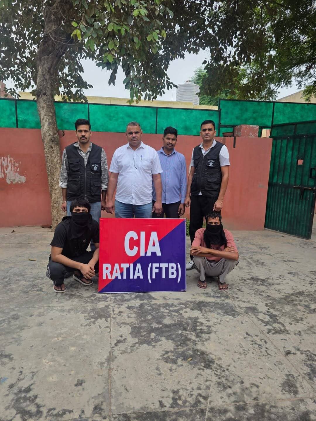 *ऑपरेशन ट्रैक डाउन के तहत सीआईए रतिया पुलिस की बड़ी कार्रवाई: डोडा पोस्त मामले में दो आरोपी काबू*
*– फॉर्च्यूनर गाड़ी से पांच बोरियों में बरामद हुआ था 91 किलो 110 ग्राम कचरा डोडा पोस्त*
*– मामले की जांच के दौरान पुलिस ने सरवदीप सिंह व सुरजीत सिंह को किया काबु*
फतेहाबाद, 7 अगस्त। पुलिस अधीक्षक के दिशा-निर्देशन में नशा तस्करों के विरुद्ध चलाए जा रहे विशेष अभियान ऑपरेशन ट्रैक डाउन के तहत सीआईए रतिया ने 91 किलो 110 ग्राम कचरा डोडा पोस्त बरामदगी के मामले में कार्रवाई करते हुए *सरवदीप सिंह उर्फ सन्दीप उर्फ काला पुत्र राम अवतार वासी खैरातीखेडा और सुरजीत सिंह उर्फ जीतु पुत्र ओमप्रकास वासी एम.पी. रोही* को काबू करने में सफलता हासिल की है।
सीआईए रतिया प्रभारी उप निरीक्षक प्रदीप कुमार बताया कि गत 9 जनवरी 2026 को पुलिस टीम अपराधों की रोकथाम एवं गश्त के दौरान अकांवाली क्षेत्र में एनएच-9 हिसार-सिरसा बाईपास पुल के पास मौजूद थी। इसी दौरान फतेहाबाद की तरफ से सिरसा की ओर जा रही सफेद रंग की फॉर्च्यूनर गाड़ी संदिग्ध दिखाई दी, जिसका पिछला शीशा टूटा हुआ था।
पुलिस टीम द्वारा गाड़ी का पीछा करने पर चालक ने गाड़ी की गति बढ़ा दी और खैरातीखेड़ा जाने वाले रास्ते की तरफ मोड़ दिया। इस दौरान गाड़ी सड़क किनारे लगे लोहे के पाइप से टकराकर बंद हो गई। चालक अंधेरे का फायदा उठाकर खेतों की तरफ भाग गया। पुलिस टीम द्वारा आसपास तलाश की गई, लेकिन उस समय चालक का पता नहीं चल पाया।
पुलिस द्वारा गाड़ी की तलाशी लेने पर पांच बोरियां कचरा डोडा पोस्त बरामद हुआ। पांचों बोरियों का कुल वजन 91 किलो 110 ग्राम पाया गया। पुलिस ने नशीला पदार्थ तथा वारदात में प्रयुक्त फॉर्च्यूनर गाड़ी को कब्जे में ले लिया।
इस संबंध में थाना सदर फतेहाबाद में मुकदमा नम्बर 9 दिनांक 09.01.2026 धारा 15C-61-85 एनडीपीएस एक्ट के तहत मामला दर्ज कर जांच शुरू की गई थी।
मामले की आगामी जांच के दौरान पुलिस ने नशीले पदार्थ की तस्करी से जुड़े आरोपियों की पहचान एवं गिरफ्तारी के लिए लगातार प्रयास किए। इसी क्रम में पुलिस टीम ने प्रभावी कार्रवाई करते हुए सरवजीत सिंह और सुरजीत सिंह को गिरफ्तार कर लिया है। दोनो आरोपियो को माननीय न्यायालय में पेश किया जायेगा। मामले की गहनता से जांच जारी है। आरोपी सरवदीप सिंह उर्फ सन्दीप के अपराधिक रिकार्ड के अनुसार आरोपी पर निम्न मुकदमा है- 1 अभियोग संख्या 109 दिनाक 05.05.2021 घारा 148,149,323,341,302,201 IPC , 25/54/59 A.ACT थाना शहर रतिया विचाराधीन न्यायालय
2 अभियोग संख्या 112 दिनाक 10.05.2021 घारा 379बी IPC , 25/54/59 A.ACT थाना शहर रतिया 10.08.2022 को बरी
3 अभियोग संख्या 205/2024 घारा 25/54/59 A.ACT थाना भटटू कला
4 अभियोग संख्या 433 दिनाक 16.12.2023 घारा 147,149,323 IPC , 42 PRISON.ACT थाना आजाद नगर हिसार
5 अभियोग संख्या 204 दिनाक 20.05.2024 घारा 147,149,323,325,341,506 IPC थाना सदर फतेहाबाद
6 अभियोग संख्या 205 दिनाक 20.08.2024 घारा 25/54/59 A.ACT थाना भटटू कला
मु.न. 09. दिनाक 09.01.2026 धारा 15सी-61-85 NDPS ACT थाना सदर फतेहाबाद
आरोपी सुरजीत सिंह उर्फ दीपु के अपराधिक रिकार्ड से आऱोपी पर निम्न मुकदमे है-1 अभियोग संख्या 362 दिनाक 30.09.2020 घारा 25/54/59 A.ACT थाना सदर फतेहाबाद
2 अभियोग संख्या .246 दिनाक 12.06.2024 घारा 323,325,326,307,341,506 IPC 25/54/59 A.ACT थाना सदर फतेहाबाद
3 अभियोग संख्या 115 दिनाक 31.03.2026 घारा 18/27A NDPS.ACT थाना सदर फतेहाबाद
4 अभियोग संख्या 9 दिनाक 09.01.2026 घारा 15C/61/85 NDPS Act. थाना सदर फतेहाबाद