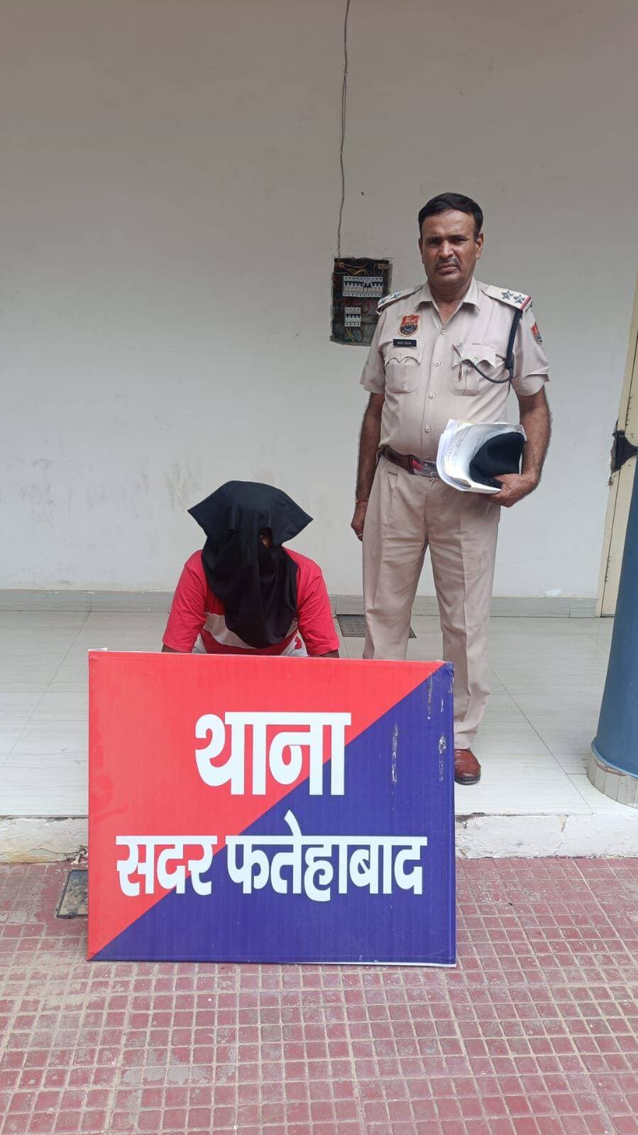 *ऑपरेशन ट्रैक डाउन के तहत थाना सदर फतेहाबाद पुलिस की कार्रवाई: जानलेवा हमला मामले में पांचवा आरोपी काबू*
*– धारदार हथियार से हमला कर गंभीर रूप से घायल करने के मामले में कार्रवाई*
*– आरोपी को माननीय न्यायालय में पेश किया जाएगा*
फतेहाबाद, 7 अगस्त। *ऑपरेशन ट्रैक डाउन* के तहत थाना सदर फतेहाबाद पुलिस ने जानलेवा हमला कर गंभीर चोटें पहुंचाने के मामले में चार आरोपियों को काबू करने में सफलता हासिल की है। काबू किए गए आरोपी की पहचान *रिछपाल पुत्र प्रमजीत निवासी अहेरवान* के रूप में हुई है। आरोपी से वारदात मे प्रयुक्त मोटरसाईकिल भी बरामद की गई। मामले में पहले चार आरोपी काबु किये जा चुके है तथा पांचवा आरोपी रिछपाल को माननीय न्यायालय में पेश किया जाएगा।
थाना सदर फतेहाबाद प्रभारी निरीक्षक प्रहलाद ने बताया कि गांव अहरवां निवासी गुरप्रीत की शिकायत पर दर्ज मामले के अनुसार 16 जुलाई 2026 की रात वह अपने एक मित्र के साथ गली में बैठा था। इसी दौरान कुछ युवक मोटरसाइकिल पर वहां पहुंचे और धारदार हथियारों तथा अन्य हथियारों से हमला कर दिया। इस हमले में गुरप्रीत के हाथ की उंगलियां गंभीर रूप से घायल हो गईं, जबकि बीच-बचाव करने आए एक अन्य युवक को भी चोटें आईं। दोनों घायलों को उपचार के लिए अस्पताल ले जाया गया, जहां से गुरप्रीत को प्राथमिक उपचार के बाद अग्रोहा मेडिकल कॉलेज रेफर कर दिया गया।
उन्होंने बताया कि मामले के अनुसंधान के दौरान उपलब्ध साक्ष्यों के आधार पर पांचवा आरोपी रिछपाल को काबू कर लिया गया है। मामले में अन्य पहलुओं की भी गहनता से जांच की जा रही है।
इस संबंध में थाना सदर फतेहाबाद में अभियोग संख्या 273, दिनांक 18.07.2026, धारा 191(2), 190, 115(2), 118(1), 118(2), 351(3) भारतीय न्याय संहिता (बीएनएस) के तहत मामला दर्ज है। आरोपी को माननीय न्यायालय में पेश किया जाएगा। मामले में आगामी अनुसंधान जारी है।