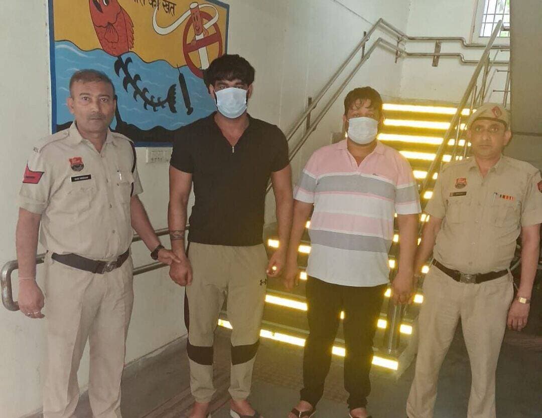 *हरियाणा पुलिस के ऑपरेशन ट्रैक डाउन अभियान के तहत दो आरोपी गिरफ्तार, एक दिन के पुलिस रिमांड पर लेकर गहन पूछताछ जारी*
*एक आरोपी पर 9 और दूसरे पर 3 आपराधिक मामले दर्ज, वारदात में शामिल अन्य आरोपियों व हथियारों की तलाश में जुटी पुलिस*
झज्जर
हरियाणा पुलिस के ऑपरेशन ट्रैक डाउन अभियान के तहत पुलिस कमिश्नरेट झज्जर में पुलिस उपायुक्त मुख्यालय दीप्ति गर्ग के मार्गदर्शन में थाना सदर झज्जर पुलिस ने अपहरण, मारपीट और जान से मारने की धमकी के मामले में दो आरोपियों को गिरफ्तार करने में सफलता हासिल की है। गिरफ्तार आरोपियों की पहचान सुनील पुत्र सूरजमल निवासी पहाड़ीपुर, जिला झज्जर तथा अभिषेक उर्फ सोनू पुत्र राजेश निवासी खुड्डन, जिला झज्जर के रूप में हुई है।थाना सदर झज्जर के प्रबंधक निरीक्षक परमजीत कुमार ने बताया कि गांव बरहाणा निवासी प्रमोद ने शिकायत दी थी कि 14 जुलाई 2026 को वह अपने साथी विजय के साथ कार में जा रहा था। इसी दौरान आरोपियों ने अपने अन्य साथियों के साथ मिलकर उनकी कार को रोक लिया। हथियारों के बल पर दोनों को जबरन नीचे उतारकर मारपीट की गई तथा अलग-अलग स्थानों पर ले जाकर दोबारा हमला किया गया। आरोपियों ने उन्हें जान से मारने की धमकी भी दी। शिकायत के आधार पर थाना सदर झज्जर में संबंधित धाराओं के तहत मामला दर्ज कर जांच शुरू की गई।जांच के दौरान पुलिस ने पर्याप्त साक्ष्य जुटाते हुए दोनों आरोपियों को गिरफ्तार कर माननीय अदालत में पेश किया, जहां से उन्हें एक दिन के पुलिस रिमांड पर लिया गया है। रिमांड के दौरान घटना में प्रयुक्त हथियार, डंडे व अन्य साक्ष्यों की बरामदगी के साथ-साथ वारदात में शामिल अन्य आरोपियों की पहचान और गिरफ्तारी के लिए गहन पूछताछ की जा रही है।पुलिस जांच में यह भी सामने आया है कि गिरफ्तार आरोपी अभिषेक उर्फ सोनू के विरुद्ध पहले से 9 आपराधिक मामले दर्ज हैं, जिनमें हत्या के प्रयास, अवैध हथियार, धोखाधड़ी, मारपीट सहित अन्य गंभीर अपराध शामिल हैं। वहीं सुनील के खिलाफ 3 आपराधिक मामले दर्ज हैं, जिनमें धोखाधड़ी, मारपीट और आर्म्स एक्ट से जुड़े मामले शामिल हैं।पुलिस आरोपियों के आपराधिक नेटवर्क, वारदात में शामिल अन्य व्यक्तियों की भूमिका तथा घटना से जुड़े सभी पहलुओं की गंभीरता से जांच कर रही है। साथ ही रिमांड अवधि के दौरान महत्वपूर्ण बरामदगी और अन्य आरोपियों की गिरफ्तारी की दिशा में कार्रवाई लगातार जारी है।