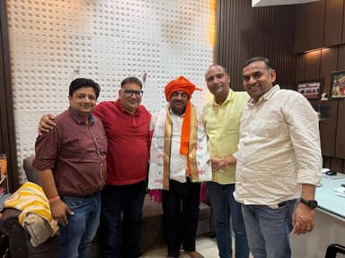भरतपुर के लिए गौरव का क्षण: राकेश बंसल बने COOIT के राष्ट्रीय सचिव
भरतपुर चैंबर ऑफ कॉमर्स एंड इंडस्ट्रीज ने किया भव्य स्वागत एवं सम्मान
भरतपुर। भरतपुर के खाद्य तेल उद्योग के लिए यह गौरवपूर्ण उपलब्धि है कि भरतपुर ऑयल मिल एसोसिएशन के सचिव राकेश बंसल को गुरुग्राम में आयोजित सेंट्रल ऑर्गेनाइजेशन फॉर ऑयल इंडस्ट्री एंड ट्रेड (COOIT) की राष्ट्रीय बैठक में राष्ट्रीय सचिव (National Secretary) मनोनीत किया गया है। भरतपुर के किसी ऑयल मिल उद्योगपति को इस प्रतिष्ठित राष्ट्रीय संस्था में महत्वपूर्ण दायित्व मिलने का यह पहला अवसर बताया गया है।
इस उपलब्धि पर भरतपुर चैंबर ऑफ कॉमर्स एंड इंडस्ट्रीज की ओर से राकेश बंसल का भव्य स्वागत एवं सम्मान समारोह आयोजित किया गया। समारोह में चैंबर अध्यक्ष कृष्ण मुरारी अग्रवाल, महामंत्री राहुल बंसल, कोषाध्यक्ष किशोर खंडेलवाल, सदस्य विजय खंडेलवाल (सितारे वाले), करण बंसल सहित अनेक उद्योगपति मौजूद रहे। उपस्थित सदस्यों ने बंसल की नियुक्ति को भरतपुर के उद्योग एवं व्यापार जगत के लिए गौरव बताया।
COOIT देश के वनस्पति एवं खाद्य तेल उद्योग का प्रमुख राष्ट्रीय प्रतिनिधि संगठन है। संस्था ऑयल मिलिंग, रिफाइनिंग, वनस्पति उद्योग, सॉल्वेंट एक्सट्रैक्शन, साबुन उद्योग, आयात-निर्यात तथा खाद्य तेल क्षेत्र से जुड़े विभिन्न वर्गों का प्रतिनिधित्व करती है। संगठन केंद्र सरकार के विभिन्न मंत्रालयों एवं FSSAI, ICAR, ASSOCHAM, FICCI और CII जैसी संस्थाओं के साथ समन्वय कर खाद्य तेल एवं तिलहन क्षेत्र से जुड़ी नीतियों और विकास के मुद्दों पर महत्वपूर्ण भूमिका निभाता है।
समारोह में वक्ताओं ने कहा कि राकेश बंसल को राष्ट्रीय स्तर पर जिम्मेदारी मिलना केवल उनकी व्यक्तिगत उपलब्धि नहीं, बल्कि भरतपुर के संपूर्ण औद्योगिक जगत का सम्मान है। इससे भरतपुर के खाद्य तेल उद्योग को राष्ट्रीय स्तर पर प्रभावी प्रतिनिधित्व मिलने के साथ आधुनिक तकनीक, गुणवत्ता सुधार, प्रसंस्करण, ब्रांडिंग, अनुसंधान और निर्यात के क्षेत्र में नई संभावनाएं विकसित होने की उम्मीद है।
अपने संबोधन में राकेश बंसल ने कहा कि COOIT खाद्य तेल एवं तिलहन क्षेत्र के संरक्षण, विकास और नीति निर्माण में महत्वपूर्ण भूमिका निभाने वाली राष्ट्रीय संस्था है। उन्होंने कहा कि उनका प्रयास रहेगा कि भरतपुर सहित राजस्थान के खाद्य तेल उद्योग को राष्ट्रीय और अंतरराष्ट्रीय बाजार में नई पहचान दिलाई जाए। इसके लिए आधुनिक तकनीक, गुणवत्ता सुधार, ब्रांडिंग, मूल्य संवर्धन और निर्यात को बढ़ावा देने की दिशा में प्रभावी पहल की जाएगी।
उन्होंने कहा कि खाद्य तेल उद्योग के विकास के साथ किसानों को भी लाभ पहुंचाना उनकी प्राथमिकता रहेगी। उन्नत बीजों, अधिक उत्पादन देने वाली तिलहन फसलों, आधुनिक कृषि तकनीकों और वैज्ञानिक अनुसंधान को बढ़ावा देकर देश में खाद्य तेल उत्पादन को मजबूत करने की दिशा में काम किया जाएगा।
समारोह के अंत में उद्योग जगत के प्रतिनिधियों ने राकेश बंसल को शुभकामनाएं देते हुए विश्वास जताया कि उनके राष्ट्रीय दायित्व से भरतपुर के खाद्य तेल उद्योग को नई दिशा, नई पहचान और नई संभावनाएं मिलेंगी।
