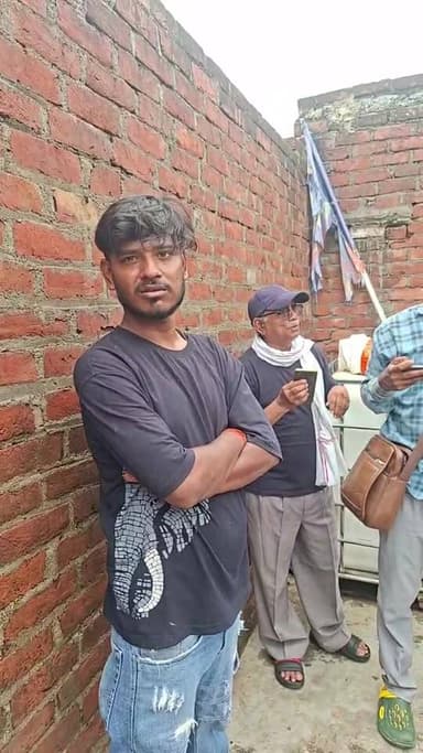 🚨 छत पर फंदे से लटका मिला 70 वर्षीय वृद्धा का श&व, बेटी ने तीन भाभियों पर लगाए आरोप 😢
📍 महलई, जसवंतनगर (इटावा)
ग्राम महलई में लगभग 70 वर्षीय लज्जावती का श&व घर की छत पर बने कमरे में साड़ी के फंदे से लटका मिलने से पूरे गांव में सनसनी फैल गई। सूचना पर पहुंची पुलिस ने श&व को पोस्टमार्टम के लिए भेजकर जांच शुरू कर दी है।
🙏 ईश्वर दिवंगत आत्मा को शांति प्रदान करें।
💬 आपकी क्या राय है? निष्पक्ष जांच होनी चाहिए? अपनी प्रतिक्रिया कमेंट में जरूर दें।
📍 लोकेशन: महलई, जसवंतनगर, इटावा
#जसवंतनगर #इटावा #महलई #उत्तरप्रदेश #BreakingNews #CrimeNews #PoliceInvestigation #DPSChannel #MohammadAsifKhan