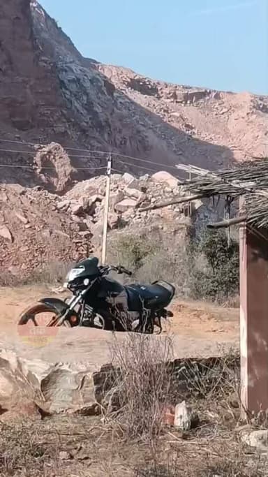 भरतपुर। भुसावर के घाटरी क्रेशर जोन में ब्लास्टिंग का नजारा...........