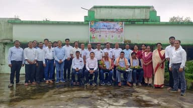 ବ୍ଲକ ସ୍ତରୀୟ କ୍ରୀଡାର ପ୍ରସ୍ତୁତି ବୈଠକ ସହିତ ଅବସରକାଳୀନ ସମ୍ବର୍ଦ୍ଧନା ସଭା ଅନୁଷ୍ଠିତ
କୁଚିଣ୍ଡା: ସମ୍ବଲପୁର ଜିଲ୍ଲା କୁଚିଣ୍ଡା ବ୍ଳକ ଅନ୍ତର୍ଗତ କୁଲେଇଗଡ ପଞ୍ଚାୟତ ଉଚ୍ଚ ବିଦ୍ୟାଳୟ କୁଡ଼ାପଡ଼ା ଠାରେ ହେବାକୁ ଥିବା ବ୍ଲକ ସ୍ତରୀୟ କ୍ରୀଡାର ପ୍ରସ୍ତୁତି ବୈଠକ ଏବଂ ଏହା ସହିତ ଅବସରକାଳୀନ ସମ୍ୱର୍ଦ୍ଧନା ସଭା ଅନୁଷ୍ଠିତ ହୋଇଥିଲା l ଉକ୍ତ ସଭାରେ ବିଦ୍ୟାଳୟର ପ୍ରଧାନ ଶିକ୍ଷକ ଶ୍ରୀ ଯୁକ୍ତ ସୁଶିଲ କୁମାର ମହାକୁଲ ସଭା ପତିତ୍ଵ କରିଥିବା ବେଳେ ମୁଖ୍ୟ ଅତିଥି ଭାବରେ ଜିଲ୍ଲା ଶାରୀରିକ ଶିକ୍ଷା ଅଧିକାରୀ ଶ୍ରୀ ଯୁକ୍ତ ଶ୍ରୀକାନ୍ତ ପଟେଲ, ସମ୍ମାନିତ ଅତିଥି ବି ଆର ସି ସି କମ୍ ଏ ବି ଇ ଶ୍ରୀ ଯୁକ୍ତ ବିନୋଦ ବିହାରୀ ସାହୁ ଏବଂ କୁଚିଣ୍ଡା ବ୍ଲକ ବ୍ଲକ କ୍ରୀଡା ସଂସଦର ସମ୍ପାଦକ ଶ୍ରୀ ଯୁକ୍ତ ଘନ କିଶୋର ସାହୁ ଉପସ୍ଥିତ ରହି ବିଦାୟୀ ଶାରୀରିକ ଶିକ୍ଷା ଶିକ୍ଷକ ଶ୍ରୀ ଯୁକ୍ତ ହିମାଂଶୁ ପଟେଲ, ଶ୍ରୀ ଯୁକ୍ତ ପ୍ରକାଶ କୁମାର ପଟେଲ, ଶ୍ରୀ ଯୁକ୍ତ ଧୀରେନ୍ଦ୍ର କୁମାର ପଟେଲ, ଶ୍ରୀ ଯୁକ୍ତ ପ୍ରବୀଣ କୁମାର ପଟେଲ ଓ ଶ୍ରୀ ଯୁକ୍ତ ନାରାୟଣ ଚନ୍ଦ୍ର ପଟେଲ୍ ମାନଙ୍କର ଅବସର ପରବର୍ତ୍ତୀ ଜୀବନ ସୁସ୍ଥ,ନିରାମୟ, ସୁଖମୟ ଏବଂ ଶାନ୍ତି ମୟ ହେବା ପାଇଁ ପ୍ରାର୍ଥନା କରିଥିଲେ l ଏଥିରେ କୁଚିଣ୍ଡା ବ୍ଲକ ସମସ୍ତ ବିଦ୍ୟାଳୟର କ୍ରୀଡା ଶିକ୍ଷକ ମାନେ ଅଂଶଗ୍ରଣ କରି ବିଦାୟୀ ଶିକ୍ଷକଙ୍କୁ ପୁଷ୍ପ ଗୁଚ୍ଛ, ପ୍ରଶଂସା ପତ୍ର ଓ ଉପହାର ପ୍ରଦାନ ପୂର୍ବକ ଶିକ୍ଷକତା ସମୟର ଅଭୁଲା ସ୍ମୃତିଚାରଣ କରିଥିଲେ l ଉକ୍ତ ସଭାକୁ ଶ୍ରୀ ଯୁକ୍ତ ଭୈରବ କୁମାର ସାହୁ ପରିଚାଳନା କରିଥିଲେ ଏବଂ ଶେଷରେ ଶ୍ରୀ ଯୁକ୍ତ ପ୍ରଶାନ୍ତ କୁମାର ଭୁକ୍ତା ଧନ୍ୟବାଦ୍ ପ୍ରଦାନ କରିଥିଲେ l କାର୍ଯ୍ୟ କର୍ମକୁ ପୂର୍ଣ୍ଣ ମାତ୍ରାରେ ସଫଳ କରିବା ପାଇଁ ସମସ୍ତ କ୍ରୀଡା ଶିକ୍ଷକ ଏବଂ ସ୍ଥାନୀୟ ବିଦ୍ୟାଳୟର ସମସ୍ତ ଶିକ୍ଷକ ଶିକ୍ଷିକା ଏବଂ କର୍ମଚାରୀ ସହଯୋଗ କରିଥିଲେ l ଏଥିରେ ଶ୍ରୀ ଯୁକ୍ତ ପ୍ରଦୀପ କୁମାର ପଟେଲ, ବିଜୟ କୁମାର ପଟେଲ, ଜେହେରୁଲାଲ ପଟେଲ, ଇନ୍ଦିରା ଦାସ, ପ୍ରତିମା ନାୟକ ପ୍ରମୁଖ ମୁଖ୍ୟ ଭୂମିକା ଗ୍ରହଣ କରିଥିଲେ l