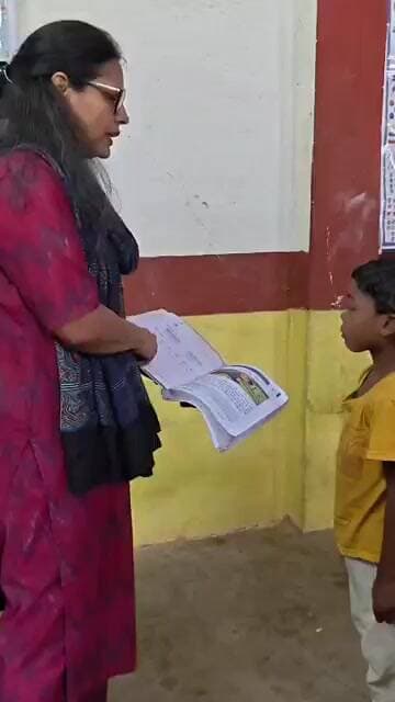 स्कूल में छात्रों के बीच उमरिया कलेक्टर राखी सहाय जी..
