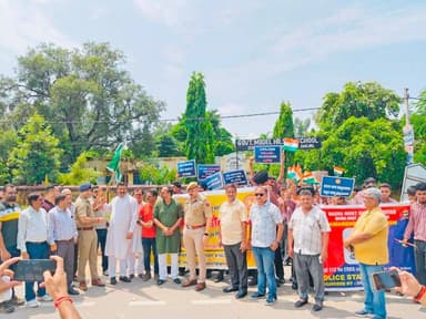 ବିକ୍ରି ହେଲା ଏଲ୍ଆଇସି ଅଂଶଧନ; ୩୧,୫୫୨ କୋଟି ଟଙ୍କା ରାଜସ୍ବ ସଂଗ୍ରହ
ବିକ୍ରି ହୋଇଛି ଭାରତୀୟ ଜୀବନ ବୀମା ନିଗମ (ଏଲ୍ଆଇସି)ର ଅଂଶଧନ। ଅଫର ଫର୍ ସେଲ୍ (ଓଏଫ୍ଏସ୍) ଜରିଆରେ ବୀମା କମ୍ପାନୀର ୬.୫% ଅଂଶଧନ ବିକ୍ରି କରିଛନ୍ତି କେନ୍ଦ୍ର ସରକାର। ସୂଚନାଯୋଗ୍ୟ ଯେ, ଏ ପର୍ଯ୍ୟନ୍ତ ଏଲ୍ଆଇସିରେ ସରକାରଙ୍କର ୯୬.୫% ଅଂଶଧନ ରହିଥିଲା, ଯେତେବେଳେ କି ସର୍ବସାଧାରଣଙ୍କର କେବଳ ୩.୫% ଅଂଶଧନ ଥିଲା। ଓଏଫ୍ଏସ୍ରେ ୩୧,୫୫୨ କୋଟି ଟଙ୍କା ମୂଲ୍ୟର ମୋଟ ୮୨ କୋଟିରୁ ଅଧିକ ସେୟାର ଆବଣ୍ଟିତ କରାଯାଇଥିଲା। ତେବେ ଏଲ୍ଆଇସିରେ ଥିବା ସରକାରଙ୍କ ଅଂଶଧନକୁ ବଡ଼ ରିଆତି ମୂଲ୍ୟରେ ବିକ୍ରି କରାଯାଇଥିବା ଜଣାପଡିଛି। ବିକ୍ରି ପାଇଁ ସରକାର ଆଣିଥିବା ଏହି ଅଫର ଫର୍ ସେଲ୍କୁ ବମ୍ପର ସବସ୍କ୍ରିପସନ ମିଳିଛି। ହେଲେ ଅଂଶଧନ ବିକ୍ରି ପରେ ଏଲ୍ଆଇସିର ସେୟାର ମୂଲ୍ୟରେ ୯% ହ୍ରାସ ଘଟିଛି।
ଅଫର ଫର୍ ସେଲ୍ରେ ଏଲ୍ଆଇସିର ସେୟାର ପିଛା ମୂଲ୍ୟ ୩୮୨ ଟଙ୍କା ଧାର୍ଯ୍ୟ କରାଯାଇଥିଲା,ଯେତେବେଳେ କି ଓଏଫ୍ଏସ୍ ଘୋଷଣା ପୂର୍ବରୁ ଏହାର ସେୟାର ପିଛା ମୂଲ୍ୟ ୪୨୮.୫୦ ଟଙ୍କା ରହିଥିଲା। ଏଥିରୁ ସ୍ପଷ୍ଟ ଭାବେ ଜଣାପଡୁଛି ଯେ, ସରକାର ଏଲ୍ଆଇସିର ଅଂଶଧନକୁ ୧୦.୯% କମ୍ ମୂଲ୍ୟରେ ବିକ୍ରି କରିଛନ୍ତି। ଏହି ସେଲ୍ ଜରିଆରେ ସରକାରଙ୍କୁ ୩୧,୫୫୨ କୋଟିରୁ ଅଧିକ ଟଙ୍କାର ରାଜସ୍ବ ମିଳିଛି। ଏଲ୍ଆଇସି ଅଂଶଧନ ବିକ୍ରି ପାଇଁ ପ୍ରସ୍ତାବିତ ଓଏଫ୍ଏସ୍ ଦୁଇ ଦିନ ମଧ୍ୟରେ ସମାପ୍ତ ହୋଇଛି। ପ୍ରାରମ୍ଭରେ କମ୍ପାନୀର ୨.୫% ଅଂଶଧନ ବ୍ରିକି ଯୋଜନା ରଖାଯାଇଥିବାବେଳେ ପରେ ଏହାକୁ ୬.୫% ଯାଏ ବୃଦ୍ଧି କରାଯାଇଛି। ସୂଚନାଯୋଗ୍ୟ ଯେ, ଶେଷ ପର୍ଯ୍ୟନ୍ତ ସରକାର ଏଲ୍ଆଇସିରୁ କେତେକ ପ୍ରତିଶତ ଅଂଶଧନ ବିକ୍ରି କରିବେ ତାହାକୁ ସାର୍ବଜନୀନ କରି ନ ଥିଲେ। ଶେଷରେ ଏହି ସେଲ୍କୁ ନିବେଶକମାନଙ୍କଠାରୁ ବେଶ ଭଲ ପ୍ରତିକ୍ରିୟା ମିଳିଛି। ଅଫର ଫର୍ ସେଲ୍ (ଓଏଫ୍ଏସ୍) ମାଧ୍ୟମରେ ଏଲ୍ଆଇସିର ସେୟାର କମ୍ ମୂଲ୍ୟରେ ଉପଲବ୍ଧ ହେବା ଜଣାପଡିବା ପରେ, ଖୋଲା ବଜାରରେ କ୍ରୟ ମନ୍ଥର ହୋଇଯାଇଥିଲା, ଯାହା ଫଳରେ ସେୟାର ମୂଲ୍ୟ ଓଏଫ୍ଏସ୍ ମୂଲ୍ୟର ନିକଟତର ହୋଇଥିଲା। ଏଲ୍ଆଇଇସିର ଏହି ଅଫର ଫର୍ ସେଲ୍ରେ ସରକାର ‘ଗ୍ରୀନ୍ ସୁ ଅପ୍ସନ୍‘ ବ୍ୟବହାର କରିଛନ୍ତି।