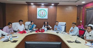 योजनाओं का लाभ अंतिम व्यक्ति तक पहुंचे, यही सर्वोच्च प्राथमिकता।
छत्तीसगढ़ राज्य पिछड़ा वर्ग आयोग के अध्यक्ष श्री नेहरू राम निषाद ने सूरजपुर में विभिन्न विभागों की समीक्षा बैठक लेकर जनकल्याणकारी योजनाओं के प्रभावी क्रियान्वयन, नियमित फील्ड निरीक्षण एवं पात्र हितग्राहियों तक समयबद्ध लाभ सुनिश्चित करने के निर्देश दिए।
#जनकल्याण #सुशासन #विकास #OBCCommission #GoodGovernance
@chhattisgarhcmo @dpr.chhattisgarh