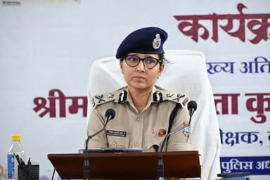 हल्द्वानी। आई जी कुमाऊँ द्वारा जनसंवाद कार्यक्रम आयोजित, "देवभूमि का सुरक्षा कवच" अभियान के माध्यम से साइबर सुरक्षा, महिला एवं बाल सुरक्षा, सड़क सुरक्षा एवं नशामुक्त उत्तराखण्ड का दिया सन्देश।
डॉ. मंजूनाथ टीसी, वरिष्ठ पुलिस अधीक्षक नैनीताल* के निर्देशन में आज दिनांक *07 अगस्त 2026* को कोतवाली हल्द्वानी के सभागार में *श्रीमती निवेदिता कुकरेती (आई.पी.एस.) पुलिस महानिरीक्षक, कुमाऊँ परिक्षेत्र* की अध्यक्षता में स्थानीय जनता के साथ *जनसंवाद कार्यक्रम* का आयोजन किया गया। कार्यक्रम का उद्देश्य आमजन की समस्याओं, सुझावों एवं शिकायतों को सुनकर उनके त्वरित एवं प्रभावी समाधान के साथ-साथ पुलिस एवं जनता के मध्य आपसी विश्वास, समन्वय एवं सहयोग को और अधिक सुदृढ़ बनाना रहा।
कार्यक्रम के प्रारम्भ में पुलिस महानिरीक्षक महोदया द्वारा कोतवाली हल्द्वानी परिसर में *गार्द की सलामी* ली गई।
कार्यक्रम में *पुलिस अधीक्षक अपराध/यातायात नैनीताल डॉ. जगदीश चंद्र* द्वारा *पुलिस महानिरीक्षक महोदया* को *स्मृति चिन्ह (मोमेंटो) भेंट* कर जनसंवाद कार्यक्रम का शुभारम्भ किया गया। कार्यक्रम का संचालन *पुलिस अधीक्षक हल्द्वानी श्री मनोज कुमार कत्याल एवं श्री रेवाधर मठपाल एसपी संचार नैनीताल* द्वारा किया गया।
*जनसंवाद कार्यक्रम*
*"देवभूमि का सुरक्षा कवच"* विषय पर पुलिस महानिरीक्षक महोदया द्वारा "देवभूमि का सुरक्षा कवच" विषय पर विस्तृत जानकारी देते हुए नागरिकों को साइबर अपराध, महिला एवं बाल सुरक्षा, सड़क सुरक्षा तथा नशामुक्त उत्तराखण्ड अभियान के संबंध में जागरूक किया गया।
*प्रमुख बिंदु*
* साइबर अपराधों की रोकथाम, *ऑनलाइन वित्तीय धोखाधड़ी, एआई आधारित साइबर अपराध, फर्जी निवेश, डिजिटल अरेस्ट एवं म्यूल अकाउंट* जैसे नए अपराधों से बचाव के उपाय बताए गए।
* साइबर ठगी होने पर तत्काल *1930 हेल्पलाइन, cybercrime.gov.in पोर्टल एवं Money Restoration Module (MRM) के माध्यम से शिकायत दर्ज कर धनराशि फ्रीज* कराने की प्रक्रिया की जानकारी दी गई।
* महिला एवं बाल सुरक्षा के अंतर्गत *जीरो एफआईआर, SOS एवं लाइव लोकेशन सुविधा, वन स्टॉप सेंटर (सखी), महिला हेल्पलाइन-181, महिला चीता पुलिस तथा नवीन आपराधिक कानून (BNS/BNSS/BSA)* की विस्तृत जानकारी साझा की गई।
* बाल संरक्षण के लिए *चाइल्ड हेल्पलाइन-1098, मिशन वात्सल्य पोर्टल, चाइल्ड वेलफेयर कमेटी (CWC)* एवं बाल सहायता तंत्र की जानकारी दी गई
* सड़क सुरक्षा के अंतर्गत *गोल्डन ऑवर, पीएम राहत योजना, राह-वीर (Good Samaritan) योजना, ANPR कैमरे, ई-चालान प्रणाली, ब्लैक स्पॉट सुधार एवं सड़क दुर्घटनाओं* की रोकथाम के उपायों पर विस्तार से जानकारी दी गई।
* *"ड्रग्स फ्री देवभूमि"* अभियान के अंतर्गत *ऑपरेशन प्रहार, नशा तस्करों के विरुद्ध जीरो टॉलरेंस नीति, अवैध सम्पत्तियों की जब्ती एवं ध्वस्तीकरण तथा नशा उन्मूलन अभियान* में जनसहभागिता पर विशेष बल दिया गया।
* नागरिकों से अपील की गई कि नशा तस्करों की सूचना *1800-137-7001 (Dial Against Drugs) अथवा MANAS पोर्टल* के माध्यम से गोपनीय रूप से उपलब्ध कराएं।
* विभिन्न आपातकालीन परिस्थितियों में *112, 181, 1098 एवं 1930 सहित अन्य हेल्पलाइन नंबरों* के प्रभावी उपयोग की जानकारी दी गई तथा संकट की स्थिति में तत्काल पुलिस से संपर्क करने के लिए प्रेरित किया गया।
*आई जी महोदया द्वारा आमजन से अपील की कि यदि उनके आसपास कहीं भी नशे का कारोबार संचालित हो रहा हो अथवा किसी अपराध की जानकारी हो तो उसकी सूचना तत्काल पुलिस को दें तथा कानून व्यवस्था बनाए रखने में पुलिस का सहयोग करें।*
जनसंवाद कार्यक्रम के दौरान विभिन्न विद्यालयों, महाविद्यालयों, शिक्षण संस्थानों, व्यापार मंडल, सामाजिक संगठनों, वरिष्ठ नागरिकों एवं स्थानीय सम्भ्रांत नागरिकों ने समाज से जुड़ी विभिन्न समस्याओं एवं जनहित के मुद्दों से पुलिस महानिरीक्षक महोदया को अवगत कराया। उपस्थित सभी प्रतिभागियों के सुझावों एवं समस्याओं को गंभीरता से सुनते हुए उनके प्रभावी एवं समयबद्ध समाधान का आश्वासन दिया गया। कार्यक्रम में स्कूली छात्र-छात्राओं ने भी बढ़-चढ़कर प्रतिभाग किया तथा *साइबर सुरक्षा, सड़क सुरक्षा, महिला सुरक्षा एवं नशामुक्त समाज के निर्माण से संबंधित विषयों पर विशेष रुचि* दिखाई।
*जनसंवाद कार्यक्रम* में
श्री रेवाधर मठपाल एसपी संचार नैनीताल, श्री विमल प्रसाद क्षेत्राधिकारी लालकुआं/हल्द्वानी, श्री विजय मेहता प्रभारी निरीक्षक कोतवाली हल्द्वानी, श्री जसवीर सिंह चौहान प्रभारी निरीक्षक कोतवाली काठगोदाम, श्री दिनेश फर्त्याल प्रभारी निरीक्षक बनभूलपुरा, श्री सुशील जोशी प्रभारी निरीक्षक थाना मुखानी, श्री भूपेंश पांडे प्रभारी निरीक्षक यातायात हल्द्वानी, श्री रमेश सिंह नेगी वाचक वरिष्ठ पुलिस अधीक्षक नैनीताल, पीआरओ आईजी कुमाऊं, पीआरओ वरिष्ठ पुलिस अधीक्षक नैनीताल, विभिन्न विद्यालयों, महाविद्यालयों एवं अन्य शिक्षण संस्थानों के प्रतिनिधियों, छात्र-छात्राओं, वरिष्ठ नागरिकों, व्यापार मंडल के पदाधिकारियों, सामाजिक संगठनों के प्रतिनिधियों तथा स्थानीय सम्भ्रांत नागरिकों ने उत्साहपूर्वक प्रतिभाग किया।*आई जी कुमाऊँ द्वारा जनसंवाद कार्यक्रम आयोजित, "देवभूमि का सुरक्षा कवच" अभियान के माध्यम से साइबर सुरक्षा, महिला एवं बाल सुरक्षा, सड़क सुरक्षा एवं नशामुक्त उत्तराखण्ड का दिया सन्देश*
*डॉ. मंजूनाथ टीसी, वरिष्ठ पुलिस अधीक्षक नैनीताल* के निर्देशन में आज दिनांक *07 अगस्त 2026* को कोतवाली हल्द्वानी के सभागार में *श्रीमती निवेदिता कुकरेती (आई.पी.एस.) पुलिस महानिरीक्षक, कुमाऊँ परिक्षेत्र* की अध्यक्षता में स्थानीय जनता के साथ *जनसंवाद कार्यक्रम* का आयोजन किया गया। कार्यक्रम का उद्देश्य आमजन की समस्याओं, सुझावों एवं शिकायतों को सुनकर उनके त्वरित एवं प्रभावी समाधान के साथ-साथ पुलिस एवं जनता के मध्य आपसी विश्वास, समन्वय एवं सहयोग को और अधिक सुदृढ़ बनाना रहा।
कार्यक्रम के प्रारम्भ में पुलिस महानिरीक्षक महोदया द्वारा कोतवाली हल्द्वानी परिसर में *गार्द की सलामी* ली गई।
कार्यक्रम में *पुलिस अधीक्षक अपराध/यातायात नैनीताल डॉ. जगदीश चंद्र* द्वारा *पुलिस महानिरीक्षक महोदया* को *स्मृति चिन्ह (मोमेंटो) भेंट* कर जनसंवाद कार्यक्रम का शुभारम्भ किया गया। कार्यक्रम का संचालन *पुलिस अधीक्षक हल्द्वानी श्री मनोज कुमार कत्याल एवं श्री रेवाधर मठपाल एसपी संचार नैनीताल* द्वारा किया गया।
*जनसंवाद कार्यक्रम*
*"देवभूमि का सुरक्षा कवच"* विषय पर पुलिस महानिरीक्षक महोदया द्वारा "देवभूमि का सुरक्षा कवच" विषय पर विस्तृत जानकारी देते हुए नागरिकों को साइबर अपराध, महिला एवं बाल सुरक्षा, सड़क सुरक्षा तथा नशामुक्त उत्तराखण्ड अभियान के संबंध में जागरूक किया गया।
*प्रमुख बिंदु*
* साइबर अपराधों की रोकथाम, *ऑनलाइन वित्तीय धोखाधड़ी, एआई आधारित साइबर अपराध, फर्जी निवेश, डिजिटल अरेस्ट एवं म्यूल अकाउंट* जैसे नए अपराधों से बचाव के उपाय बताए गए।
* साइबर ठगी होने पर तत्काल *1930 हेल्पलाइन, cybercrime.gov.in पोर्टल एवं Money Restoration Module (MRM) के माध्यम से शिकायत दर्ज कर धनराशि फ्रीज* कराने की प्रक्रिया की जानकारी दी गई।
* महिला एवं बाल सुरक्षा के अंतर्गत *जीरो एफआईआर, SOS एवं लाइव लोकेशन सुविधा, वन स्टॉप सेंटर (सखी), महिला हेल्पलाइन-181, महिला चीता पुलिस तथा नवीन आपराधिक कानून (BNS/BNSS/BSA)* की विस्तृत जानकारी साझा की गई।
* बाल संरक्षण के लिए *चाइल्ड हेल्पलाइन-1098, मिशन वात्सल्य पोर्टल, चाइल्ड वेलफेयर कमेटी (CWC)* एवं बाल सहायता तंत्र की जानकारी दी गई
* सड़क सुरक्षा के अंतर्गत *गोल्डन ऑवर, पीएम राहत योजना, राह-वीर (Good Samaritan) योजना, ANPR कैमरे, ई-चालान प्रणाली, ब्लैक स्पॉट सुधार एवं सड़क दुर्घटनाओं* की रोकथाम के उपायों पर विस्तार से जानकारी दी गई।
* *"ड्रग्स फ्री देवभूमि"* अभियान के अंतर्गत *ऑपरेशन प्रहार, नशा तस्करों के विरुद्ध जीरो टॉलरेंस नीति, अवैध सम्पत्तियों की जब्ती एवं ध्वस्तीकरण तथा नशा उन्मूलन अभियान* में जनसहभागिता पर विशेष बल दिया गया।
* नागरिकों से अपील की गई कि नशा तस्करों की सूचना *1800-137-7001 (Dial Against Drugs) अथवा MANAS पोर्टल* के माध्यम से गोपनीय रूप से उपलब्ध कराएं।
* विभिन्न आपातकालीन परिस्थितियों में *112, 181, 1098 एवं 1930 सहित अन्य हेल्पलाइन नंबरों* के प्रभावी उपयोग की जानकारी दी गई तथा संकट की स्थिति में तत्काल पुलिस से संपर्क करने के लिए प्रेरित किया गया।
*आई जी महोदया द्वारा आमजन से अपील की कि यदि उनके आसपास कहीं भी नशे का कारोबार संचालित हो रहा हो अथवा किसी अपराध की जानकारी हो तो उसकी सूचना तत्काल पुलिस को दें तथा कानून व्यवस्था बनाए रखने में पुलिस का सहयोग करें।*
जनसंवाद कार्यक्रम के दौरान विभिन्न विद्यालयों, महाविद्यालयों, शिक्षण संस्थानों, व्यापार मंडल, सामाजिक संगठनों, वरिष्ठ नागरिकों एवं स्थानीय सम्भ्रांत नागरिकों ने समाज से जुड़ी विभिन्न समस्याओं एवं जनहित के मुद्दों से पुलिस महानिरीक्षक महोदया को अवगत कराया। उपस्थित सभी प्रतिभागियों के सुझावों एवं समस्याओं को गंभीरता से सुनते हुए उनके प्रभावी एवं समयबद्ध समाधान का आश्वासन दिया गया। कार्यक्रम में स्कूली छात्र-छात्राओं ने भी बढ़-चढ़कर प्रतिभाग किया तथा *साइबर सुरक्षा, सड़क सुरक्षा, महिला सुरक्षा एवं नशामुक्त समाज के निर्माण से संबंधित विषयों पर विशेष रुचि* दिखाई।
*जनसंवाद कार्यक्रम* में
श्री रेवाधर मठपाल एसपी संचार नैनीताल, श्री विमल प्रसाद क्षेत्राधिकारी लालकुआं/हल्द्वानी, श्री विजय मेहता प्रभारी निरीक्षक कोतवाली हल्द्वानी, श्री जसवीर सिंह चौहान प्रभारी निरीक्षक कोतवाली काठगोदाम, श्री दिनेश फर्त्याल प्रभारी निरीक्षक बनभूलपुरा, श्री सुशील जोशी प्रभारी निरीक्षक थाना मुखानी, श्री भूपेंश पांडे प्रभारी निरीक्षक यातायात हल्द्वानी, श्री रमेश सिंह नेगी वाचक वरिष्ठ पुलिस अधीक्षक नैनीताल, पीआरओ आईजी कुमाऊं, पीआरओ वरिष्ठ पुलिस अधीक्षक नैनीताल, विभिन्न विद्यालयों, महाविद्यालयों एवं अन्य शिक्षण संस्थानों के प्रतिनिधियों, छात्र-छात्राओं, वरिष्ठ नागरिकों, व्यापार मंडल के पदाधिकारियों, सामाजिक संगठनों के प्रतिनिधियों तथा स्थानीय सम्भ्रांत नागरिकों ने उत्साहपूर्वक प्रतिभाग किया।