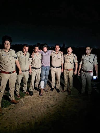 🛑 ब्रेकिंग न्यूज़ | नानकमत्ता पुलिस की बड़ी कार्रवाई
🚨 लूट, मारपीट और अप्राकृतिक कृत्य का मुख्य आरोपी पुलिस मुठभेड़ के बाद गिरफ्तार
ऊधम सिंह नगर पुलिस ने बड़ी कार्रवाई करते हुए नानकसागर डैम क्षेत्र में युवक के साथ लूट, मारपीट और अप्राकृतिक कृत्य के मामले के मुख्य आरोपी गुरप्रीत सिंह उर्फ गोपी को पुलिस मुठभेड़ के बाद गिरफ्तार कर लिया।
पुलिस के अनुसार, चेकिंग के दौरान आरोपी ने रुकने के बजाय पुलिस टीम पर फायरिंग कर दी। आत्मरक्षा में पुलिस की जवाबी कार्रवाई के दौरान आरोपी के दाहिने पैर में गोली लगी। घायल आरोपी को प्राथमिक उपचार के बाद जिला अस्पताल भेजा गया।
पुलिस का कहना है कि पूछताछ में आरोपी ने अपने साथियों के साथ मिलकर 5 अगस्त 2026 को नानकसागर डैम क्षेत्र में एक युवक के साथ मारपीट, लूट तथा अप्राकृतिक कृत्य करने की बात स्वीकार की है। इस मामले में दो अन्य आरोपी पहले ही गिरफ्तार किए जा चुके हैं।
बरामदगी:
अवैध .315 बोर तमंचा
जीवित व खोखा कारतूस
लूटा गया पर्स
भारतीय एवं नेपाली मुद्रा
एटीएम कार्ड
मोबाइल खरीद का बिल
पासपोर्ट साइज फोटो
बिना नंबर प्लेट की हीरो स्प्लेंडर मोटरसाइकिल
एसएसपी अजय गणपति के निर्देशन में अपराधियों के विरुद्ध चलाए जा रहे अभियान के तहत नानकमत्ता पुलिस की इस कार्रवाई को महत्वपूर्ण सफलता माना जा रहा है।