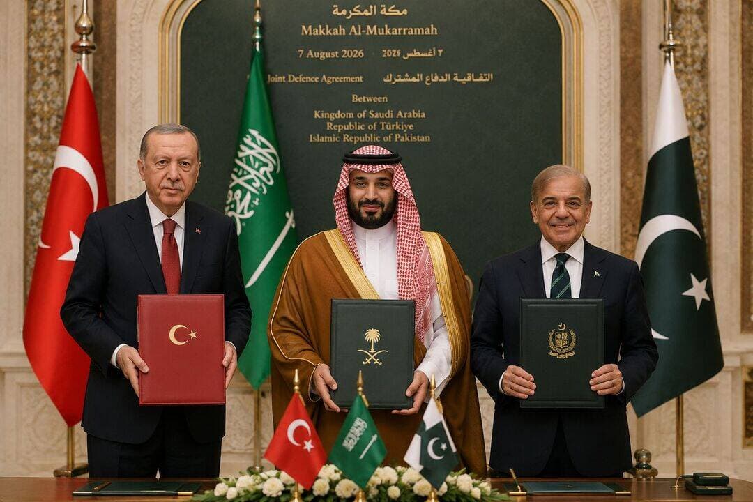 सऊदी अरब, पाकिस्तान और तुर्किये ने मिलाया हाथ!
🇸🇦🇵🇰🇹🇷 मक्का में बड़ा रक्षा समझौता—एक पर हमला तो तीनों पर हमला!
मक्का, 8 अगस्त 2026।
सऊदी अरब, पाकिस्तान और तुर्किये ने मक्का में एक महत्वपूर्ण त्रिपक्षीय संयुक्त रक्षा समझौते पर हस्ताक्षर किए हैं।
समझौते के तहत तीनों में से किसी एक देश पर सशस्त्र हमला होने पर उसे तीनों देशों पर हमला माना जाएगा।
इस समझौते से तीनों देशों के बीच रक्षा सहयोग, सैन्य समन्वय और सुरक्षा सहयोग मजबूत होगा।