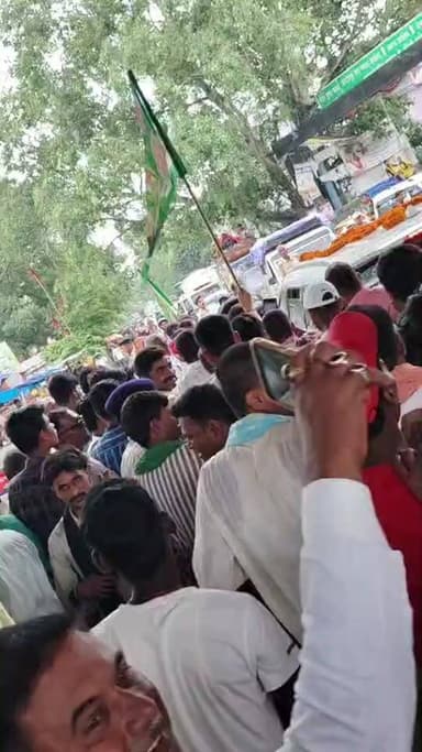 जगदीशपुर के नया टोला मोड़ पर नेता प्रतिपक्ष तेजस्वी यादव का जोरदार स्वागत। पूर्व विधायक रामविशुन सिंह लोहिया और राजद प्रत्याशी किशोर कुणाल के नेतृत्व में उमड़ा लोगों का हुजूम। देखिए वीडियो।
#TejashwiYadav #Jagdishpur #Bhojpur #RJD #BiharNews