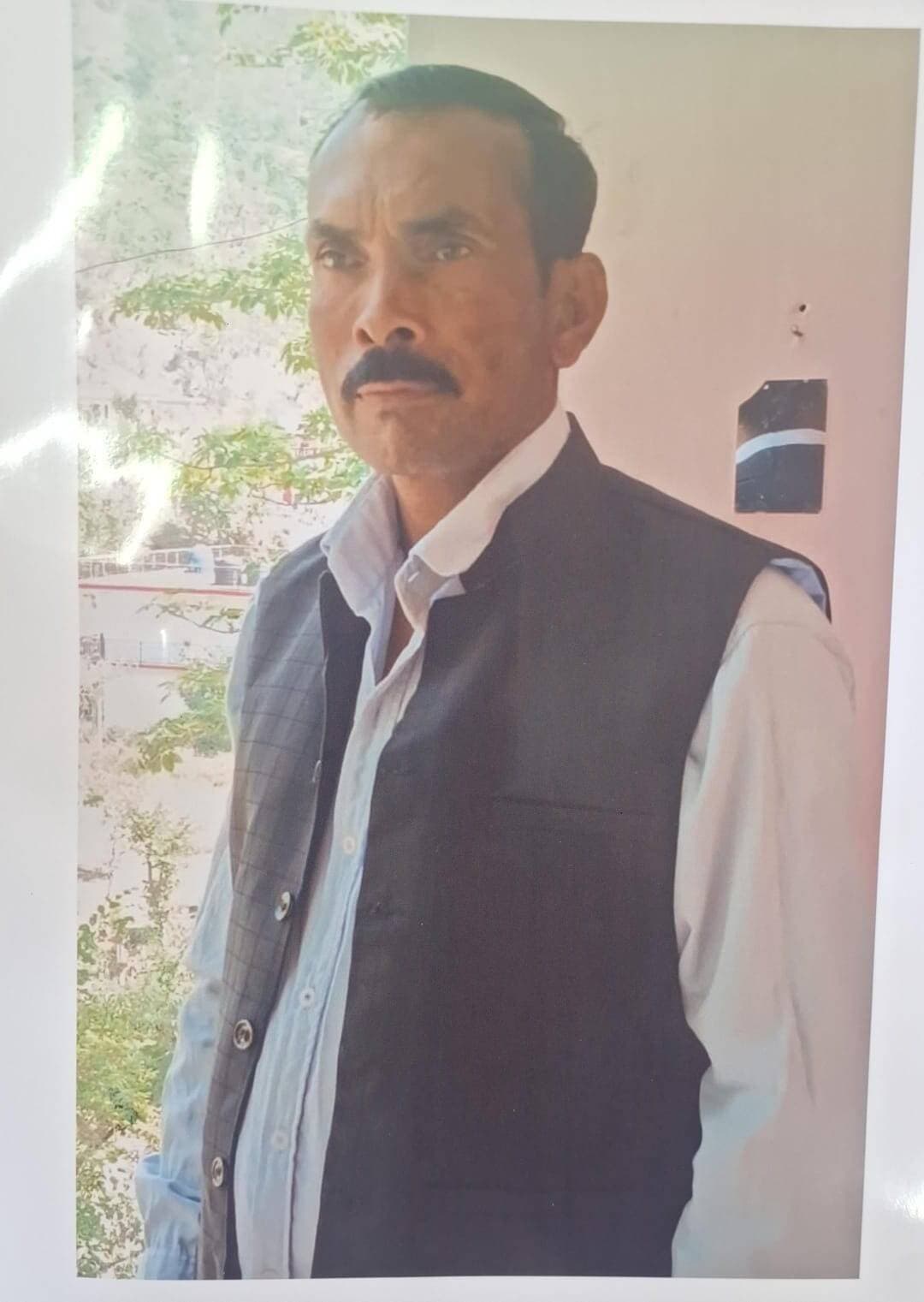 Het Ram vill Sprai Age 48 years missing hai subah 6 bje se agr kisi ki location mei dikhega to chowki mei inform kre
01905282050