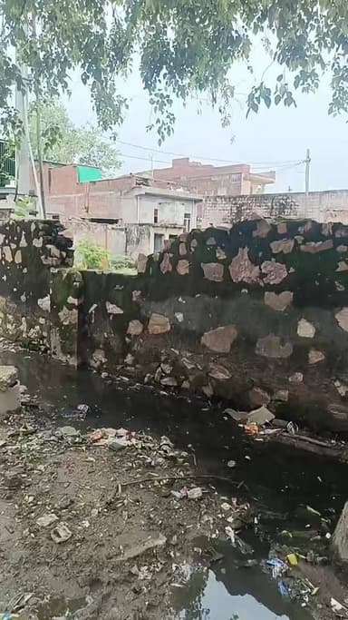 सवाई माधोपुर ठींगला वार्ड नंबर 5 जलदाय विभाग द्वारा लगाया गया। पानी की पाइपलाइन पाईप वाल जो की नाली में लगा हुआ है।नाली के अंदर गंदगी और गंदा पानी लगे वाल के जरिए स्थानीय लोगों के घरों तक गंदा पीने का पानी पहुंच रहा है। और यहां के लोग बीमार पड़ रहे हैं। स्थानीय लोगों में रोष व्याप्त है।
#DM Sawai Madhopur #Nagar Parishad aayukt Sawai Madhopur #PhD Sawai Madhopur #CMO Jaipur