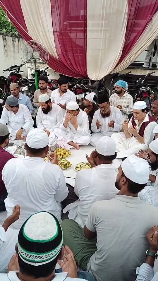 108 वे उर्स आला हज़रत के मौके पर डॉ अनीस बेग ने अपने निवास स्थान पर करई फातिहा हल्वे का किया वितरण
#ursrazvi #ursalahazrat #bareillysarif #BAREILLYNEWS #UPNews