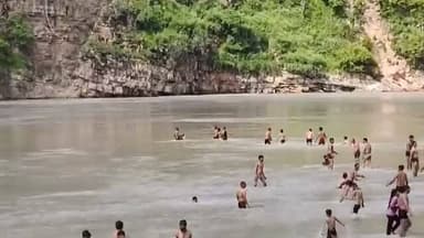 प्रिय कांवड़ यात्रियों ये अलकनंदा नदी है पल भर में अपने आग़ोश में ले लेती है। आजकल वैसे भी जल पुलिस, SDRF सब हरिद्वार ऋषिकेश में व्यस्त हैं थोड़ा होशियार खबरदार हो जाओ।