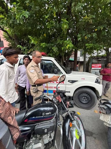 श्रीनगर में बिना हेलमेट और साइलेंसर के दौड़ रहे कावड़ियों के वाहनों पर कार्रवाई, कई वाहन सीज...see more