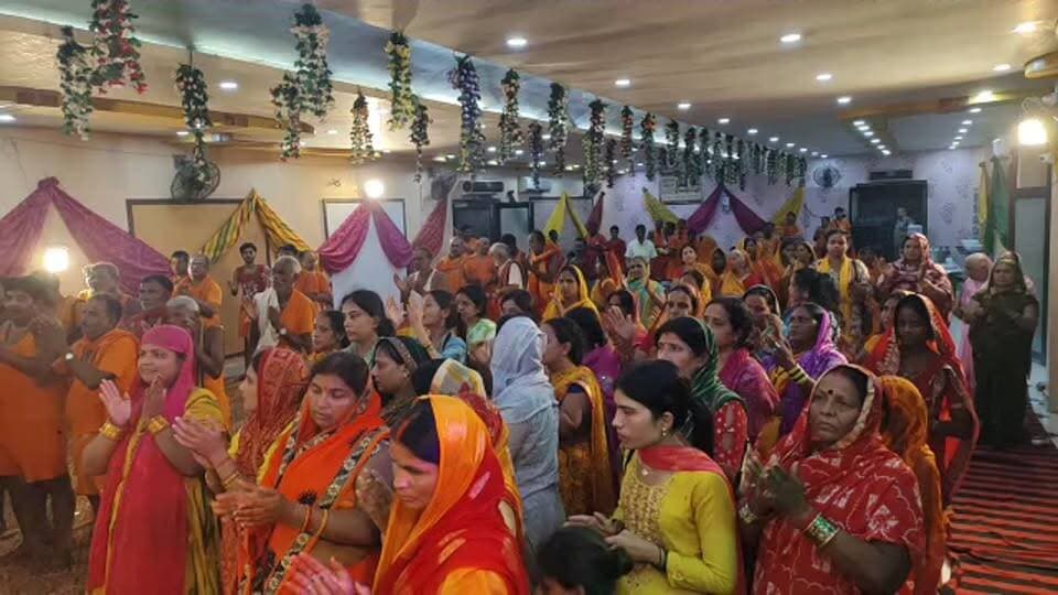 🙏 सेवा, श्रद्धा और शिवभक्ति का संगम! 🔱
बाबा निवास शिव वाटिका में देवघर से लौटने वाले कांवरियों का गर्मजोशी से स्वागत किया जा रहा है। 🚩
कांवरियों के लिए निःशुल्क चाय, पानी और विश्राम की व्यवस्था की गई है।
सेवा के इस नेक प्रयास से थके हुए श्रद्धालुओं को मिल रहा है सुकून और अपनापन। ❤️
हर हर महादेव! 🕉️🔱
#बाबानिवासशिववाटिका #कांवरिया #कांवरियासेवा #देवघर #बाबाधाम #शिवभक्ति #सावन #हरहरमहादेव #जयभोलेनाथ #सेवा #कांवरियासेवा2026 #झुमरीतिलैया #कोडरमा #Jharkhand #KanwarYatra #Devghar #HarHarMahadev #mahadev #deoghar