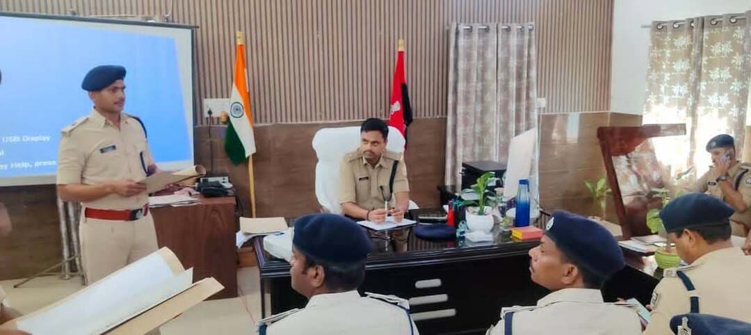 नवगछिया एसपी ने क्राइम मीटिंग के दौरान पुलिस कर्मियों को दिया कई निर्देश
1. लंबित वारंट और इश्तिहार का निष्पादन करना
2. ऐसे अभियुक्त जो ट्रायल के दौरान उपस्थित नहीं हो रहे हैं उनके जमानत डर की जमानत जप्त करवाना
3. आर सेट के केसों का तुरंत निष्पादन व टूरिस्ट ट्रायल करवाना
4. जेल से छूटे हुए अपराधियों का सत्यापन करते हुए उनको थाना पर बुलाना
5. गस्ती को और प्रभावशाली बनाने का निर्देश दिया गया है इसमें कड़वा ढोल बाजा थाना को पिछले महीने हुई घटनाओं से प्रेरणा लेते हुए बेहतर कार्य करने के लिए निर्देश दिया गया है
6. श्रावणी मेला को लेकर बेहतर सर्विस देने के लिए भी निर्देश दिया गया है वह आने वाले समय में जो भी त्यौहार आने वाले हैं उनकी तैयारी के लिए भी रूपरेखा के बनाने के लिए बोला गया।