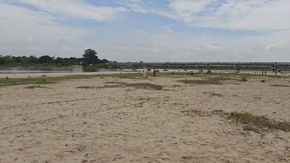 पोठिया/ छत्तरगाच्छ_कोल्था सतमेरी डोंक नदी में डूबे इंजीनियर कुशल सुब्बा की दूसरे दिन भी तलाश जारी, SDRF का सर्च ऑपरेशन जारी।
नदी में नहाने के दौरान हुआ था हादसा, गहरे पानी में लापता हुए कुशल सुब्बा का अब तक सुराग नहीं
परिजनों का रो-रोकर बुरा हाल, पोठिया में स्थायी SDRF टीम तैनात करने की उठी मांग
#DongRiver #Kishanganj #Pothia #MissingYouth #SDRFSearchOperation #AccidentalDrowning #BiharNews #KishanGanjNews #KishanGanjUpdate #EmergencyServices