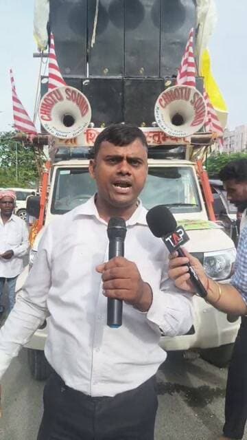 LIVE | जयपाल सिंह स्टेडियम, रांची
विश्व आदिवासी दिवस के मौके पर JPSC, JSSC समेत विभिन्न परीक्षाओं में कथित अनियमितताओं और नौकरी के नाम पर धांधली के खिलाफ आदिवासी समाज के लोग विरोध में उतर आए हैं।
युवाओं के भविष्य और रोजगार के मुद्दे को लेकर प्रदर्शनकारी अपनी आवाज बुलंद कर रहे हैं।
📍 जयपाल सिंह स्टेडियम, रांची से LIVE
🎥 देखिए पूरा विरोध प्रदर्शन — IHQ PUBLIC INDIA #विश्वआदिवासीदिवस #जयपालसिंहस्टेडियम #JPSC #JSSC #आदिवासीसमाज #रांची #Jharkhand #Live