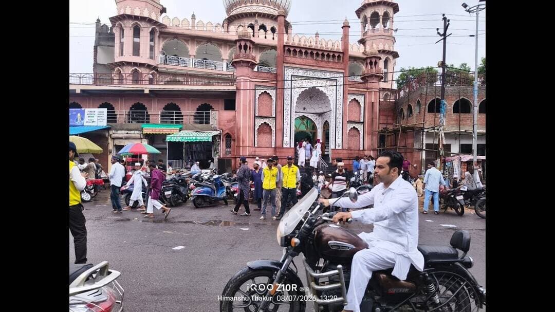 अलीगढ मै शासन प्रशासन के साथ मिलकर नमाज़ को व्यवस्थित ढंग से संपन्न कराया#jnsnews24 #viral #video