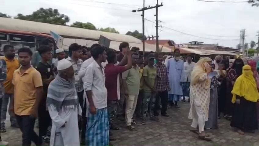 ৰুহুল আমিনৰ মুক্তিৰ দাবীত লাহৰীঘাট থানাৰ সন্মূখত শতাধিক পুৰুষ-মহিলাৰ প্ৰতিবাদ।