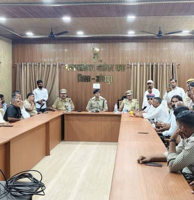 बालेसर कस्बे के नगर पालिका सभागार में जन संवाद करते पुलिस अधीक्षक पंकज यादव