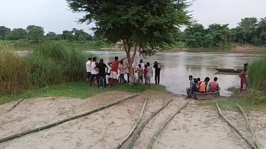 आइए ना… हमरा बिहार में! 🌿
बांस के चचरी वाले पुल से ले चलते हैं आपको उस पार…
रतवारा-ढोली घाट पर दूसरी सोमवारी को लेकर चचरी पुल का निर्माण तेज़। 🙏🚩
देखिए ग्राउंड से LIVE तस्वीरें…
#Ratwara #DholiGhat #ChachariPul #DusriSomwari #SawanSomwar #BiharNews #MuzaffarpurNews #BiharNewsTime #LiveNews #GroundReport #LuckyReports #हरहरमहादेव