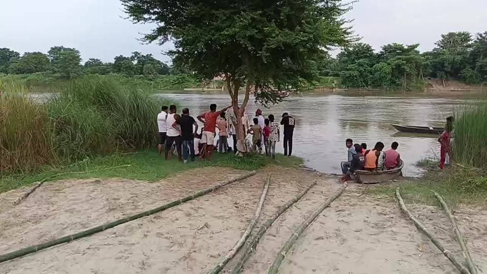आइए ना… हमरा बिहार में! 🌿
बांस के चचरी वाले पुल से ले चलते हैं आपको उस पार…
रतवारा-ढोली घाट पर दूसरी सोमवारी को लेकर चचरी पुल का निर्माण तेज़। 🙏🚩
देखिए ग्राउंड से LIVE तस्वीरें…
#Ratwara #DholiGhat #ChachariPul #DusriSomwari #SawanSomwar #BiharNews #MuzaffarpurNews #BiharNewsTime #LiveNews #GroundReport #LuckyReports #हरहरमहादेव