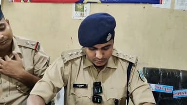 #चंदनकियारी बिजली सबस्टेशन डकैतीकांड का खुलासा, तीन आरोपी गिरफ्तार
एक सप्ताह के अंदर बोकारो पुलिस को बड़ी सफलता, दो वाहन समेत भारी मात्रा में स्क्रैप तार बरामद
चंदनकियारी। बोकारो जिले के चंदनकियारी विद्युत सबस्टेशन में तीन अगस्त की देर रात हुई डकैती का पुलिस ने एक सप्ताह के अंदर खुलासा कर दिया है। मामले में पुलिस ने तीन आरोपियों को गिरफ्तार किया है। गिरफ्तार आरोपियों की निशानदेही पर डकैती में इस्तेमाल किए गए दो वाहनों समेत कई सामान बरामद किए गए हैं।
रविवार को चंदनकियारी थाना परिसर में आयोजित प्रेस वार्ता में सीसीआर पुलिस उपाधीक्षक रामप्रवेश कुमार एवं थाना प्रभारी अमित कुमार राय ने पूरे मामले का खुलासा किया।
पुलिस के अनुसार, तीन अगस्त की देर रात करीब 10-12 नकाबपोश अपराधी चंदनकियारी विद्युत सबस्टेशन में घुसे थे। ड्यूटी पर तैनात कर्मचारी अशोक हेम्ब्रम को हथियारनुमा वस्तु कनपटी पर सटाकर बंधक बना लिया गया। इसके बाद अपराधियों ने सबस्टेशन से कंट्रोल केबल, रैबिट कंडक्टर, स्क्रैप तार, वूल्फ कंडक्टर, 500 केवीए ट्रांसफार्मर का कॉइल और करीब 100 लीटर ट्रांसफार्मर तेल समेत लाखों रुपये की सामग्री लूट ली थी। पुलिस ने लूटे गए सामान की अनुमानित कीमत करीब 31 लाख 39 हजार 956 रुपये बताई है।
घटना के संबंध में सहायक विद्युत अभियंता नरेन्द्र मिंज के लिखित आवेदन पर चंदनकियारी थाना में मामला दर्ज किया गया था।
मामले की गंभीरता को देखते हुए बोकारो एसपी नाथू सिंह मीना के निर्देश पर चास एएसपी वेदांत शंकर के नेतृत्व में एसआईटी का गठन किया गया। टीम ने सीसीटीवी फुटेज, तकनीकी साक्ष्य और मानवीय सूचना के आधार पर जांच करते हुए रामगढ़ जिले के पतरातू थाना क्षेत्र के जयनगर मुस्लिम टोला से मुहम्मद शहजाद, अलाउद्दीन अंसारी उर्फ लादेन और प्रकाश प्रजापति को गिरफ्तार किया।
गिरफ्तार आरोपियों की निशानदेही पर पुलिस ने एक सफेद रंग की पिकअप JH02BS 1673, एक सफेद बोलेरो JH01CC 5643, तिरपाल, कई मोबाइल फोन और पिकअप के डाला से करीब 1200 मीटर स्क्रैप तार बरामद किया है। इसके अलावा आरोपी अलाउद्दीन अंसारी उर्फ लादेन के पास से 8,600 रुपये, विभिन्न बैंक कार्ड, आधार कार्ड, मोबाइल फोन और अन्य सामान भी बरामद किया गया।
पुलिस अधिकारियों ने बताया कि मामले में शामिल अन्य आरोपियों की गिरफ्तारी और लूटे गए शेष सामान की बरामदगी के लिए छापेमारी जारी है। जल्द ही अन्य आरोपियों को भी गिरफ्तार कर लिया जाएगा।