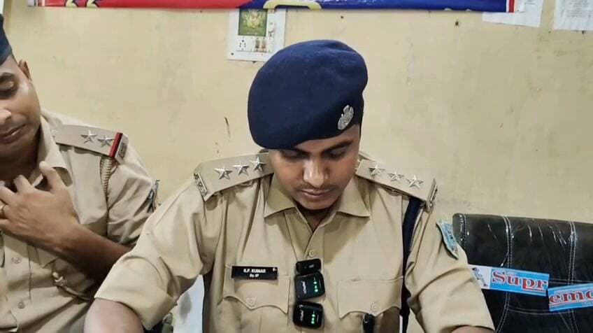 #चंदनकियारी बिजली सबस्टेशन डकैतीकांड का खुलासा, तीन आरोपी गिरफ्तार
एक सप्ताह के अंदर बोकारो पुलिस को बड़ी सफलता, दो वाहन समेत भारी मात्रा में स्क्रैप तार बरामद
चंदनकियारी। बोकारो जिले के चंदनकियारी विद्युत सबस्टेशन में तीन अगस्त की देर रात हुई डकैती का पुलिस ने एक सप्ताह के अंदर खुलासा कर दिया है। मामले में पुलिस ने तीन आरोपियों को गिरफ्तार किया है। गिरफ्तार आरोपियों की निशानदेही पर डकैती में इस्तेमाल किए गए दो वाहनों समेत कई सामान बरामद किए गए हैं।
रविवार को चंदनकियारी थाना परिसर में आयोजित प्रेस वार्ता में सीसीआर पुलिस उपाधीक्षक रामप्रवेश कुमार एवं थाना प्रभारी अमित कुमार राय ने पूरे मामले का खुलासा किया।
पुलिस के अनुसार, तीन अगस्त की देर रात करीब 10-12 नकाबपोश अपराधी चंदनकियारी विद्युत सबस्टेशन में घुसे थे। ड्यूटी पर तैनात कर्मचारी अशोक हेम्ब्रम को हथियारनुमा वस्तु कनपटी पर सटाकर बंधक बना लिया गया। इसके बाद अपराधियों ने सबस्टेशन से कंट्रोल केबल, रैबिट कंडक्टर, स्क्रैप तार, वूल्फ कंडक्टर, 500 केवीए ट्रांसफार्मर का कॉइल और करीब 100 लीटर ट्रांसफार्मर तेल समेत लाखों रुपये की सामग्री लूट ली थी। पुलिस ने लूटे गए सामान की अनुमानित कीमत करीब 31 लाख 39 हजार 956 रुपये बताई है।
घटना के संबंध में सहायक विद्युत अभियंता नरेन्द्र मिंज के लिखित आवेदन पर चंदनकियारी थाना में मामला दर्ज किया गया था।
मामले की गंभीरता को देखते हुए बोकारो एसपी नाथू सिंह मीना के निर्देश पर चास एएसपी वेदांत शंकर के नेतृत्व में एसआईटी का गठन किया गया। टीम ने सीसीटीवी फुटेज, तकनीकी साक्ष्य और मानवीय सूचना के आधार पर जांच करते हुए रामगढ़ जिले के पतरातू थाना क्षेत्र के जयनगर मुस्लिम टोला से मुहम्मद शहजाद, अलाउद्दीन अंसारी उर्फ लादेन और प्रकाश प्रजापति को गिरफ्तार किया।
गिरफ्तार आरोपियों की निशानदेही पर पुलिस ने एक सफेद रंग की पिकअप JH02BS 1673, एक सफेद बोलेरो JH01CC 5643, तिरपाल, कई मोबाइल फोन और पिकअप के डाला से करीब 1200 मीटर स्क्रैप तार बरामद किया है। इसके अलावा आरोपी अलाउद्दीन अंसारी उर्फ लादेन के पास से 8,600 रुपये, विभिन्न बैंक कार्ड, आधार कार्ड, मोबाइल फोन और अन्य सामान भी बरामद किया गया।
पुलिस अधिकारियों ने बताया कि मामले में शामिल अन्य आरोपियों की गिरफ्तारी और लूटे गए शेष सामान की बरामदगी के लिए छापेमारी जारी है। जल्द ही अन्य आरोपियों को भी गिरफ्तार कर लिया जाएगा।