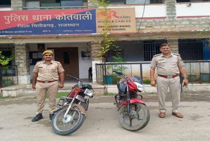 *कोतवाली चित्तौड़गढ़ थाना पुलिस ने वाहन चोरी का किया खुलासा, चोरी की मोटरसाइकिल बरामद, 02 आरोपी गिरफ्तार*
चित्तौड़गढ़, 09 अगस्त 2026। पुलिस थाना कोतवाली चित्तौड़गढ़ ने वाहन चोरी की वारदात का खुलासा करते हुए चोरी की मोटरसाइकिल बरामद कर 02 आरोपियों को गिरफ्तार किया है। गिरफ्तार आरोपियों में मोटरसाइकिल चोरी करने वाला आरोपी तथा चोरी की मोटरसाइकिल खरीदने वाला आरोपी शामिल है। पुलिस ने वारदात में प्रयुक्त मोटरसाइकिल को भी जब्त किया है। मामले में चोरी की मोटरसाइकिल खरीदने वाले एक अन्य आरोपी की तलाश जारी है।
जिला पुलिस अधीक्षक श्री धर्मेंद्र सिंह ने बताया कि 07 अगस्त 2026 को प्रार्थी महेंन्द्र भील निवासी मिश्रो की पिपली थाना चन्देरिया ने उपस्थित थाना हो एक रिपोर्ट पेश की कि मेरी मोटर साइकिल 06 अगस्त 2026 को दोपहर 2.16 पीएम पर पुराना न्यायालय परिसर पार्किंग में खडी की थी। अज्ञात मुल्जिमानो द्वारा मेरी उक्त मोटरसाईकिल को पार्किंग से चोरी करके ले गये। वगैरा रिपोर्ट पर प्रकरण पंजीबद्ध कर खुलासे के लिये अतिरिक्त पुलिस अधीक्षक गजेन्द्रसिंह जोधा एवं वृताधिकारी बृजेशसिंह के निर्देशानुसार थानाधिकारी रजनीश कुमार के नेतृत्व मे एक विशेष टीम का गठन किया गया। मामले में चोरी की वारदात के खुलासे के लिये गठित टीम द्वारा शहर चितौड़गढ़ में लगे हुऐ सीसीटीवी फूटेज का बारिकी से विश्लेषण कर तकनीकी साक्ष्य एवं ह्युमन इंटेलीजेंस का उपयोग करते हुऐ मोटर साईकिल चोरी की घटना कारित करने वाले अभियुक्त मुकेश पिता उदयलाल राव उम्र 38 साल निवासी बोरखेडी थाना नीमच सिटी जिला नीमच मध्यप्रदेश हाल खटीक मोहल्ला चित्तौडगढ़ को डिटेन किया जाकर पूछताछ की गई। पूछताछ के दौरान उक्त मुकेश राव ने चोरी की वारदात करना स्वीकार किया तथा चोरी की गई मोटरसाईकिल को शब्बीर खान पिता अब्दुल मजीद पठान मुसलमान निवासी कस्बा चौकी के पास चित्तौडगढ़ के मार्फत हनीफ खान को बेचना बताया। जिस पर उक्त शब्बीर खान को डिटेन कर पूछताछ चोरी की हुई मोटरसाईकिल बरामद की जाकर दोनो अभियुक्त को मुकेश राव तथा शब्बीर खान को गिरफ्तार किया गया। अभियुक्त मुकेश राव द्वारा उक्त चोरी की घटना में प्रयुक्त की गई मोटरसाईकिल को भी प्रकरण हाजा में जप्त किया गया। मामले में गिरफ्तार शुदा मुल्जिमान को न्यायिक अभिरक्षा में भेजे गये। अभियुक्त हनीफ खान की
तलाश जारी है।
पुलिस टीम :- थानाधिकारी रजनीश कुमार, एसआई देवीलाल, एएसआई नवरंग लाल,हैडकानि.चन्द्रकरण सिंह, कांस्टेबल राजेश ।