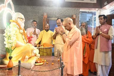 गोरखपुर तीन दिनों के लिए गोरखपुर पहुंचे प्रदेश के मुख्यमंत्री योगी आदित्यनाथ ।
मुख्यमंत्री योगी आदित्यनाथ ने गोरखनाथ बाबा और अपने गुरु ब्रह्मलीन महंत वेदनाथ का लिया आशीर्वाद ।