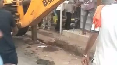 मझगवां बाजार में अतिक्रमण पर चला बुलडोजर।
सतना जिले के मझगवां ब्लॉक मुख्यालय में आज दिनांक को मझगवां पंचायती अमले द्वारा बाजार की जाम पड़ी नालियों की सफाई व्यवस्था शुरू करवाते ही अवैध अतिक्रमण पर चला बुलडोजर, वहीं बुल्डोजर के चलते ही व्यापारी उतरे विरोध में... काफी गहमागहमी के माहौल के बीच कुछ ही दुकानों के बाहर का हटा अतिक्रमण।
