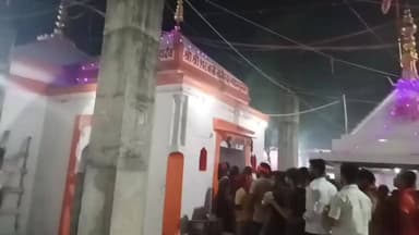 बोल बम… हर हर महादेव! 🚩
मतलूपुर के बाबा खगेश्वरनाथ महादेव मंदिर में दूसरी सोमवारी को लेकर शिवभक्तों की भीड़ उमड़ने लगी है।
भक्तों ने जलाभिषेक शुरू कर दिया, वहीं बड़ी संख्या में श्रद्धालुओं के पहुंचने का अनुमान है और अभी से कतार लगनी शुरू हो गई है। 🙏🔱
#BabaKhageshwarnath #Matlupur #Muzaffarpur #DusriSomwari #SawanSomwar #Jalabhishek #ShivBhakt #BolBam #HarHarMahadev #Mahadev #BiharNews #BiharNewsTime #LuckyReports #LiveUpdate